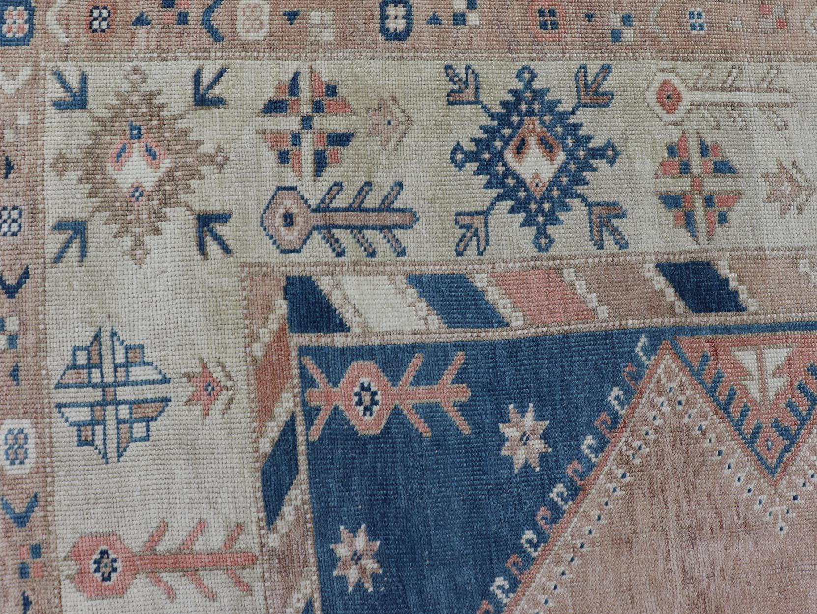 Alfombra Turca Oushak Vintage Con Elegantes Motivos Azules y Melocotón Suave 5'7 x 7'8 Anudado a mano en venta
