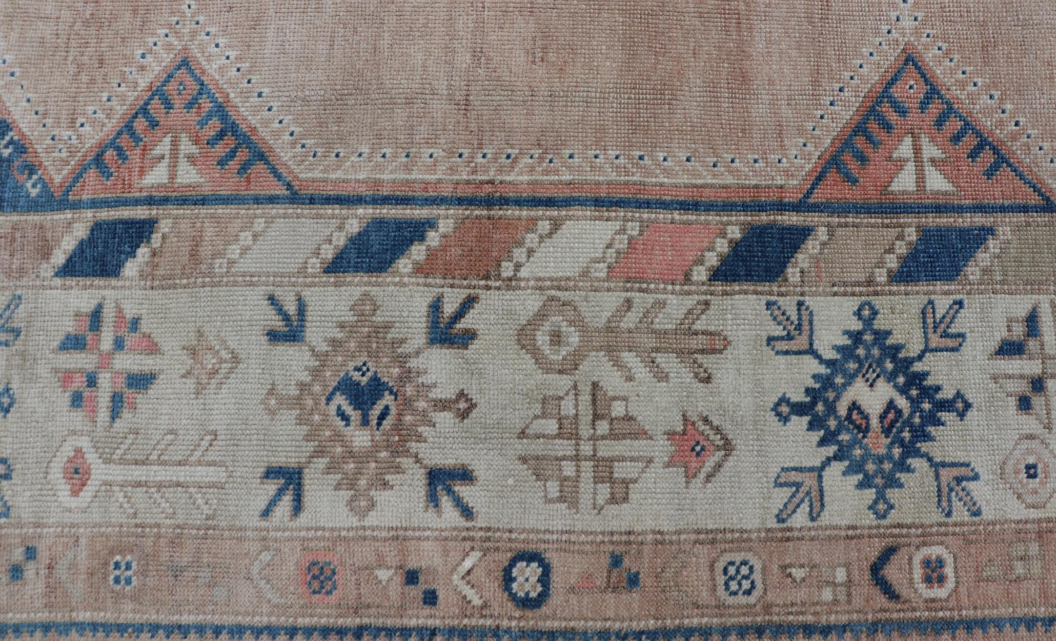 Alfombra Turca Oushak Vintage Con Elegantes Motivos Azules y Melocotón Suave 5'7 x 7'8 en Bueno estado para la venta en Atlanta, GA