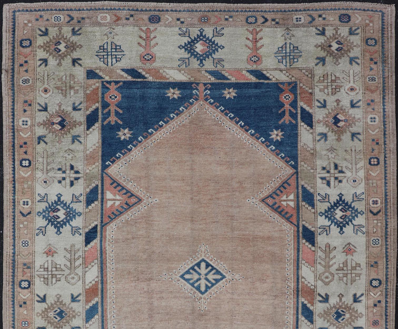 Alfombra Turca Oushak Vintage Con Elegantes Motivos Azules y Melocotón Suave 5'7 x 7'8 siglo XX en venta