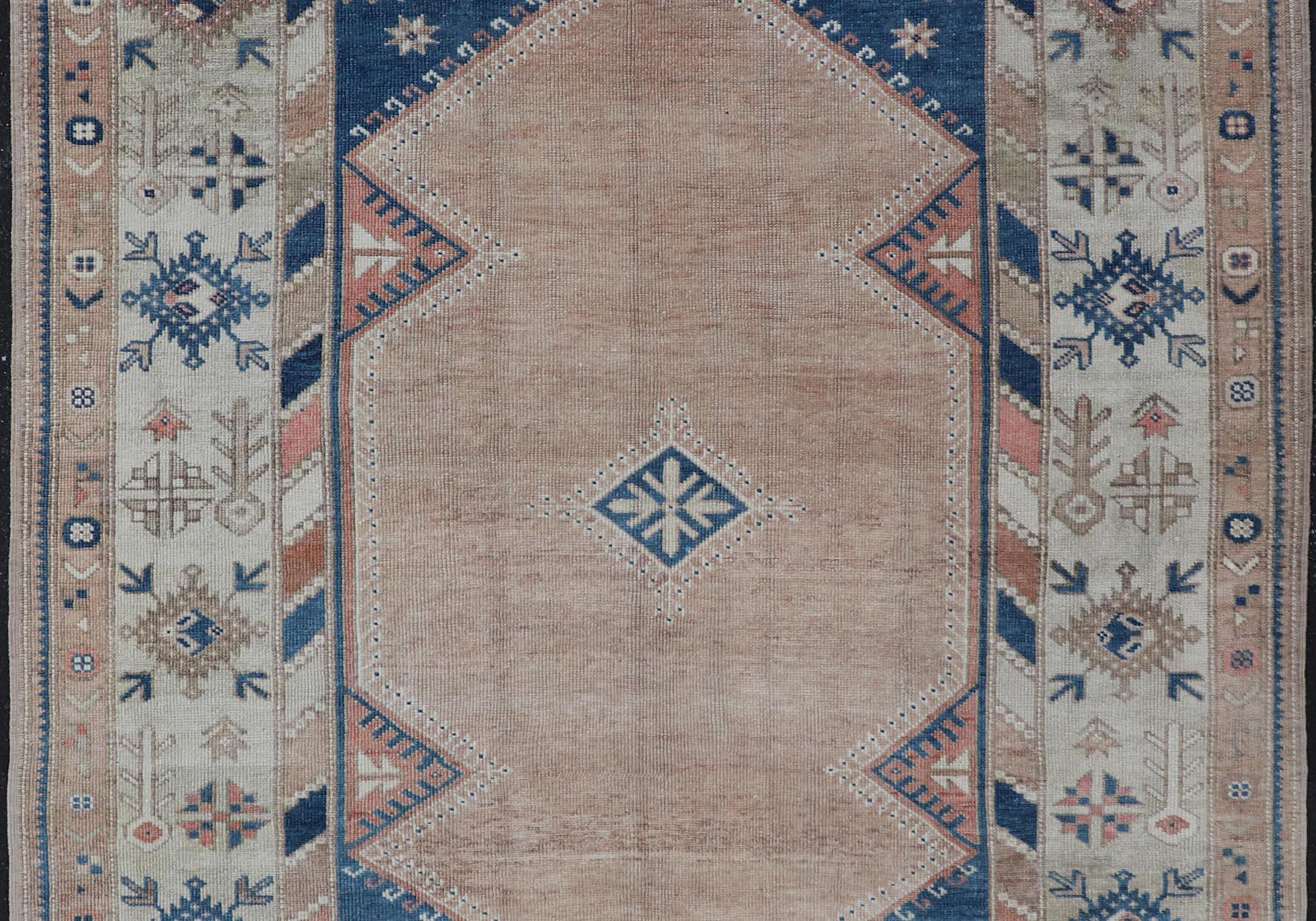Alfombra Turca Oushak Vintage Con Elegantes Motivos Azules y Melocotón Suave 5'7 x 7'8 Lana en venta