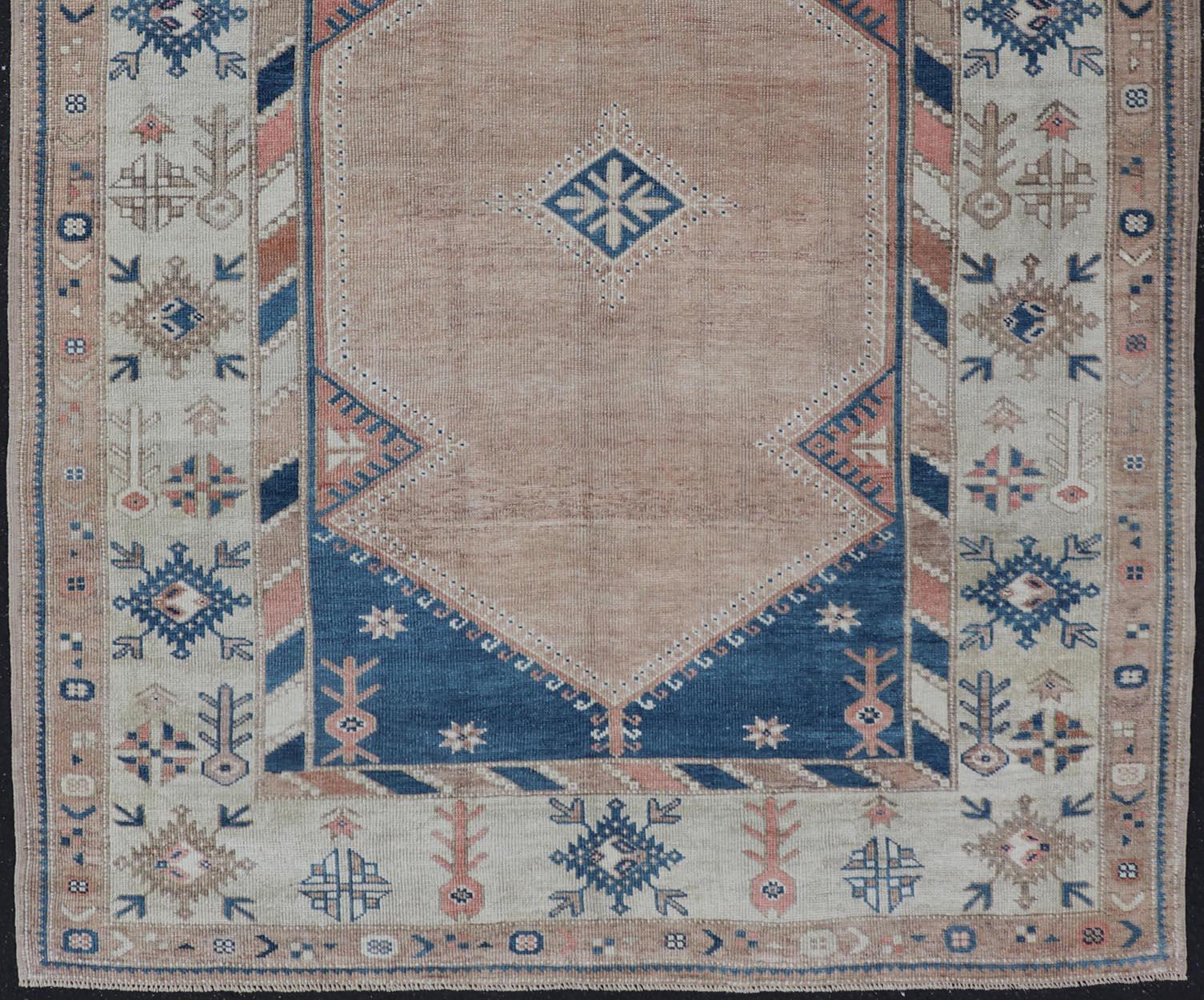 Alfombra Turca Oushak Vintage Con Elegantes Motivos Azules y Melocotón Suave 5'7 x 7'8 en venta 1
