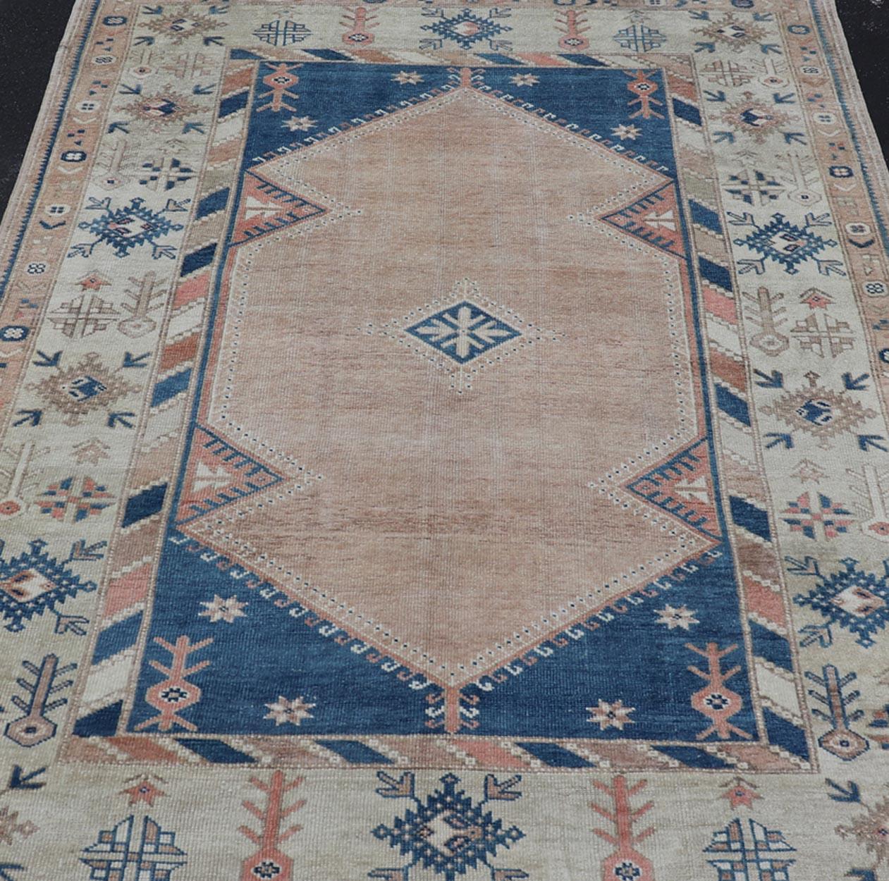 Alfombra Turca Oushak Vintage Con Elegantes Motivos Azules y Melocotón Suave 5'7 x 7'8 en venta 2