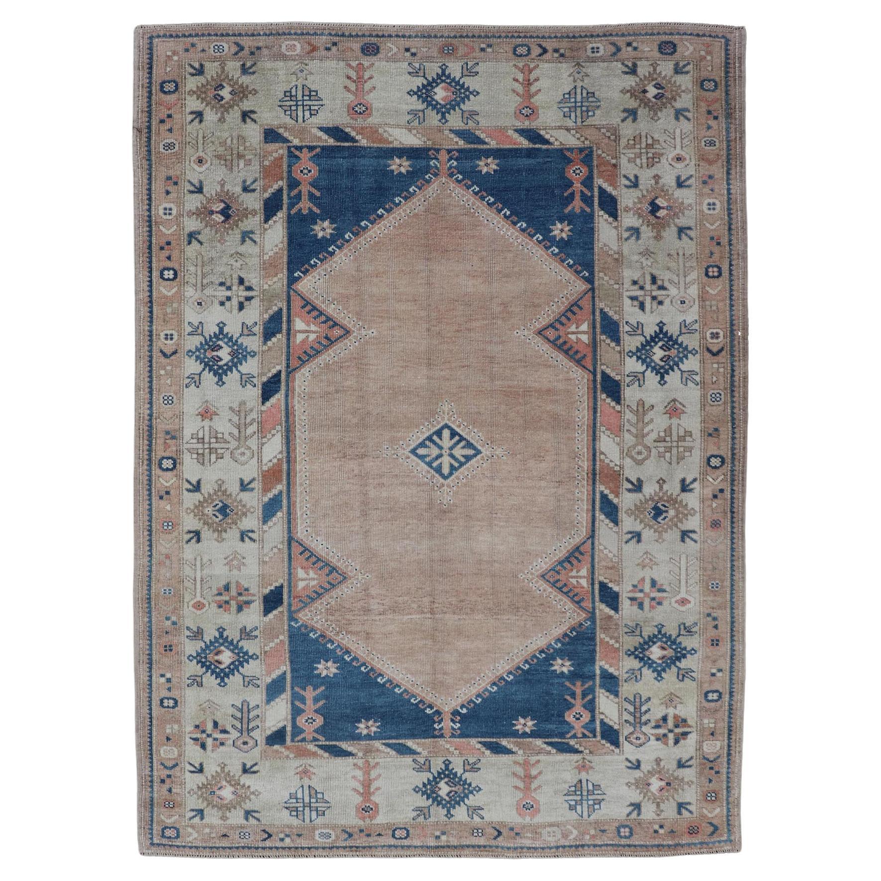 Alfombra Turca Oushak Vintage Con Elegantes Motivos Azules y Melocotón Suave 5'7 x 7'8