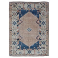 Alfombra Turca Oushak Vintage Con Elegantes Motivos Azules y Melocotón Suave 5'7 x 7'8