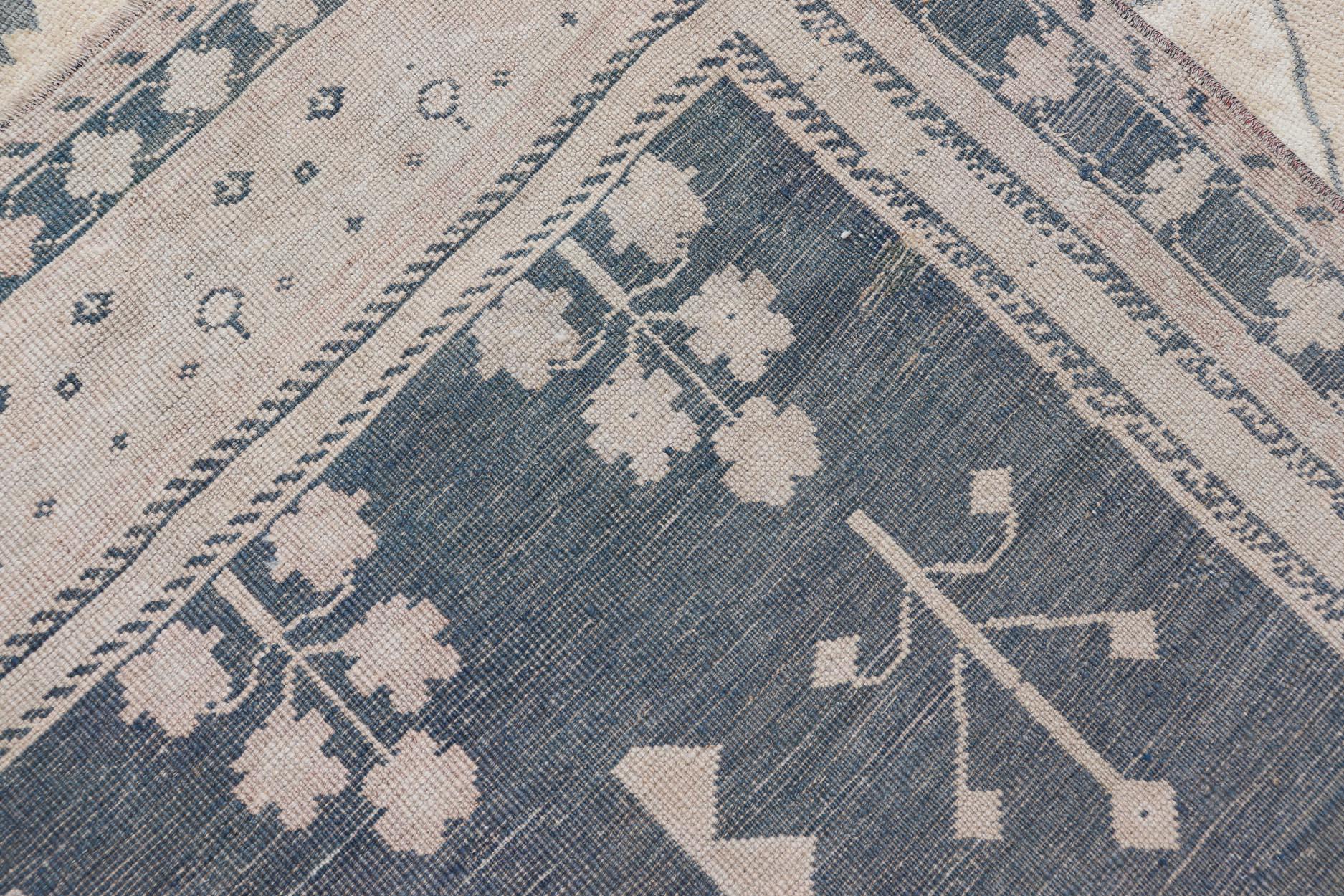 Tapis turc Oushak élégant, gris et beige doux 5'1 x 6'4 en vente 3