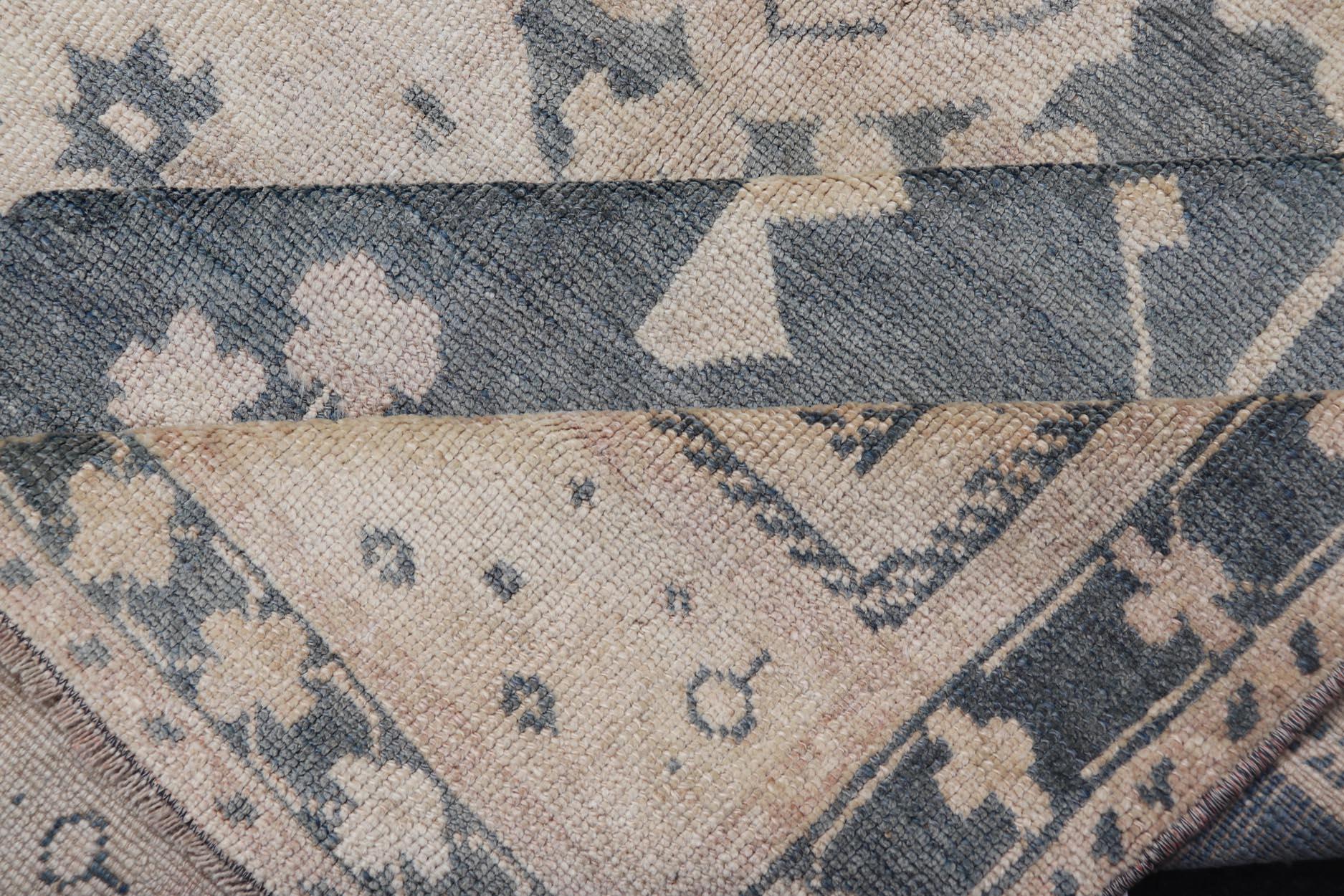 Tapis turc Oushak élégant, gris et beige doux 5'1 x 6'4 en vente 4