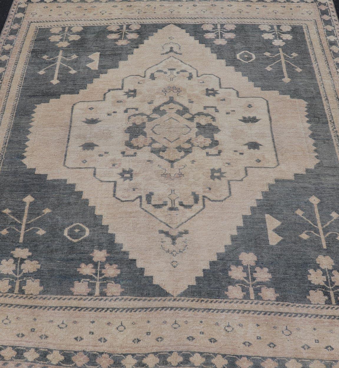 Mesures : 5'1 x 6'4 
Tapis Oushak turc vintage avec d'élégants motifs gris et beige doux 5'1 x 6'4. Keivan Woven Arts / Tapis / EN-14313 Pays d'origine / type : Turquie / Oushak 

Ce tapis Oushak turc vintage présente un mélange sophistiqué de tons