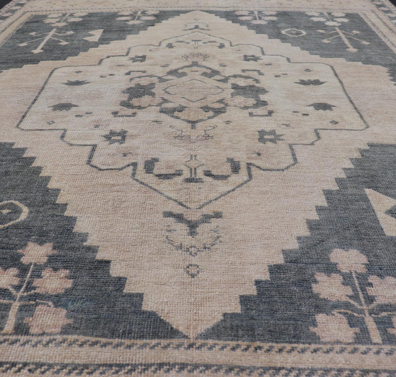 Turc Tapis turc Oushak élégant, gris et beige doux 5'1 x 6'4 en vente