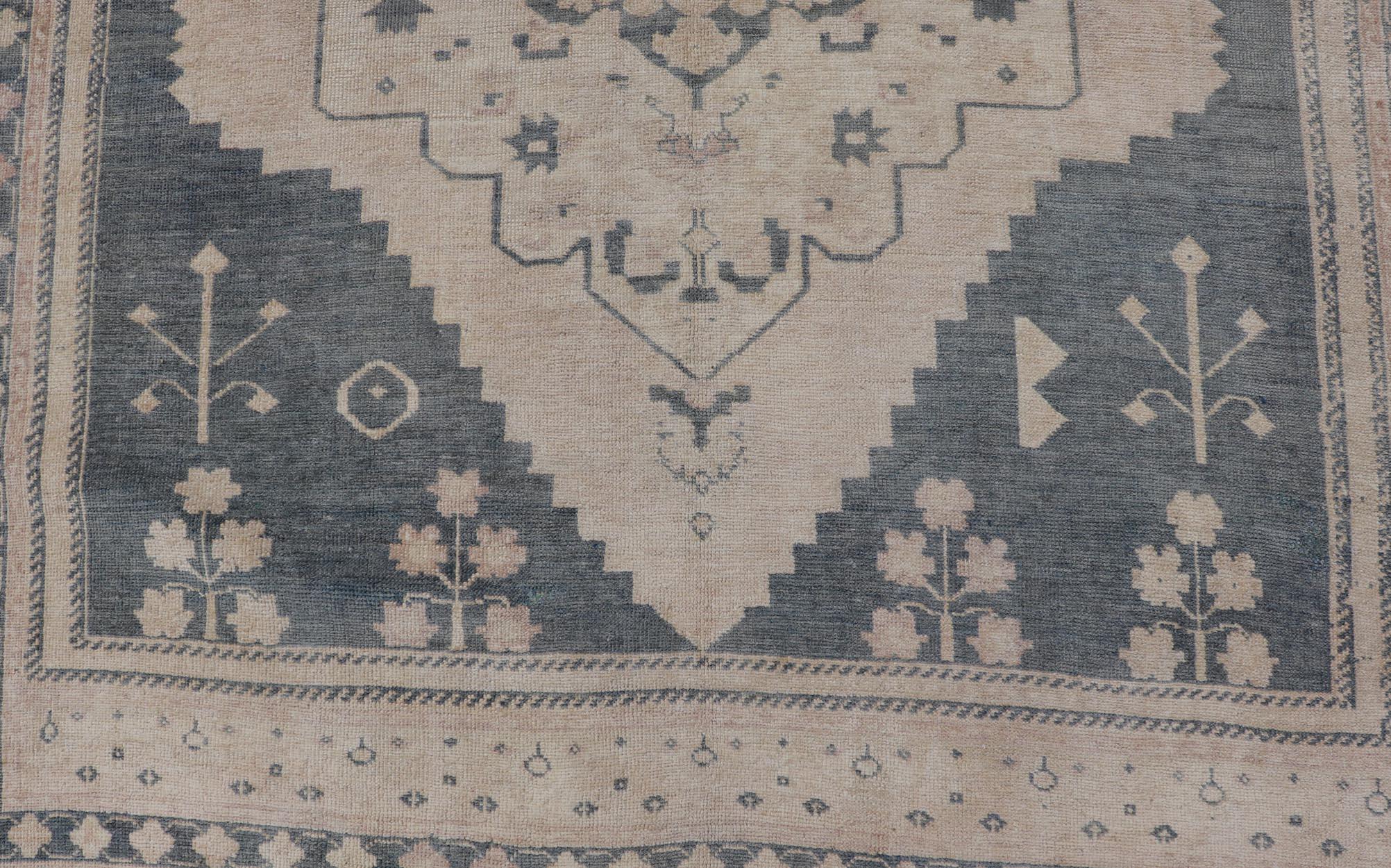 Noué à la main Tapis turc Oushak élégant, gris et beige doux 5'1 x 6'4 en vente