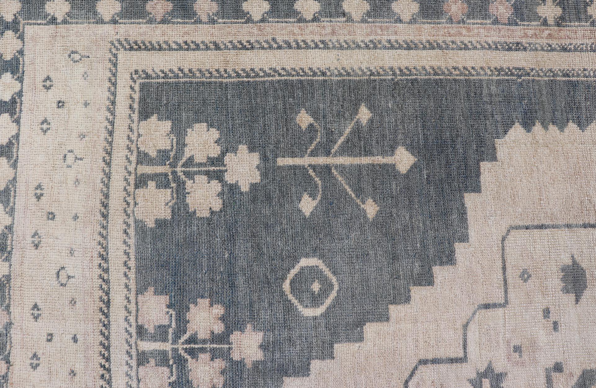 Tapis turc Oushak élégant, gris et beige doux 5'1 x 6'4 Bon état - En vente à Atlanta, GA