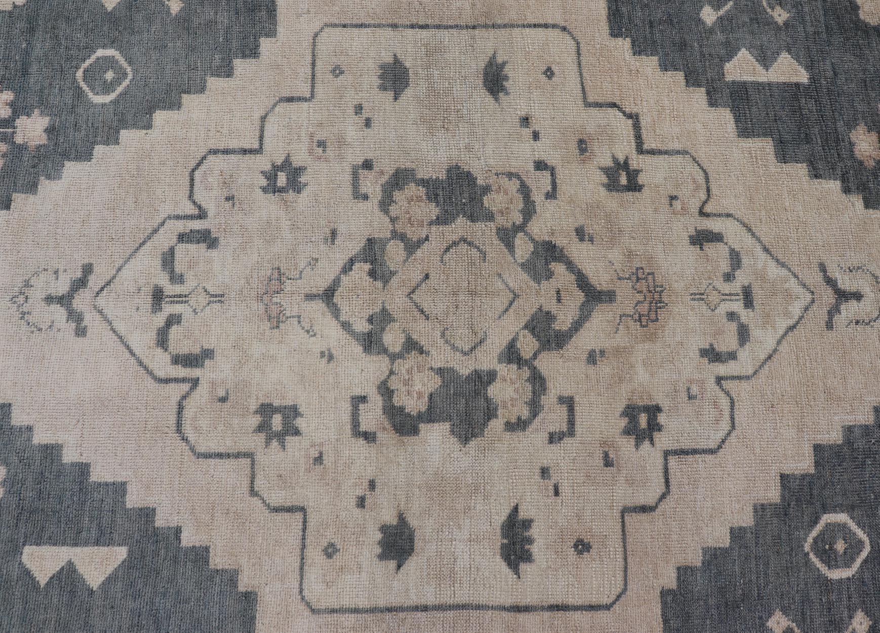20ième siècle Tapis turc Oushak élégant, gris et beige doux 5'1 x 6'4 en vente
