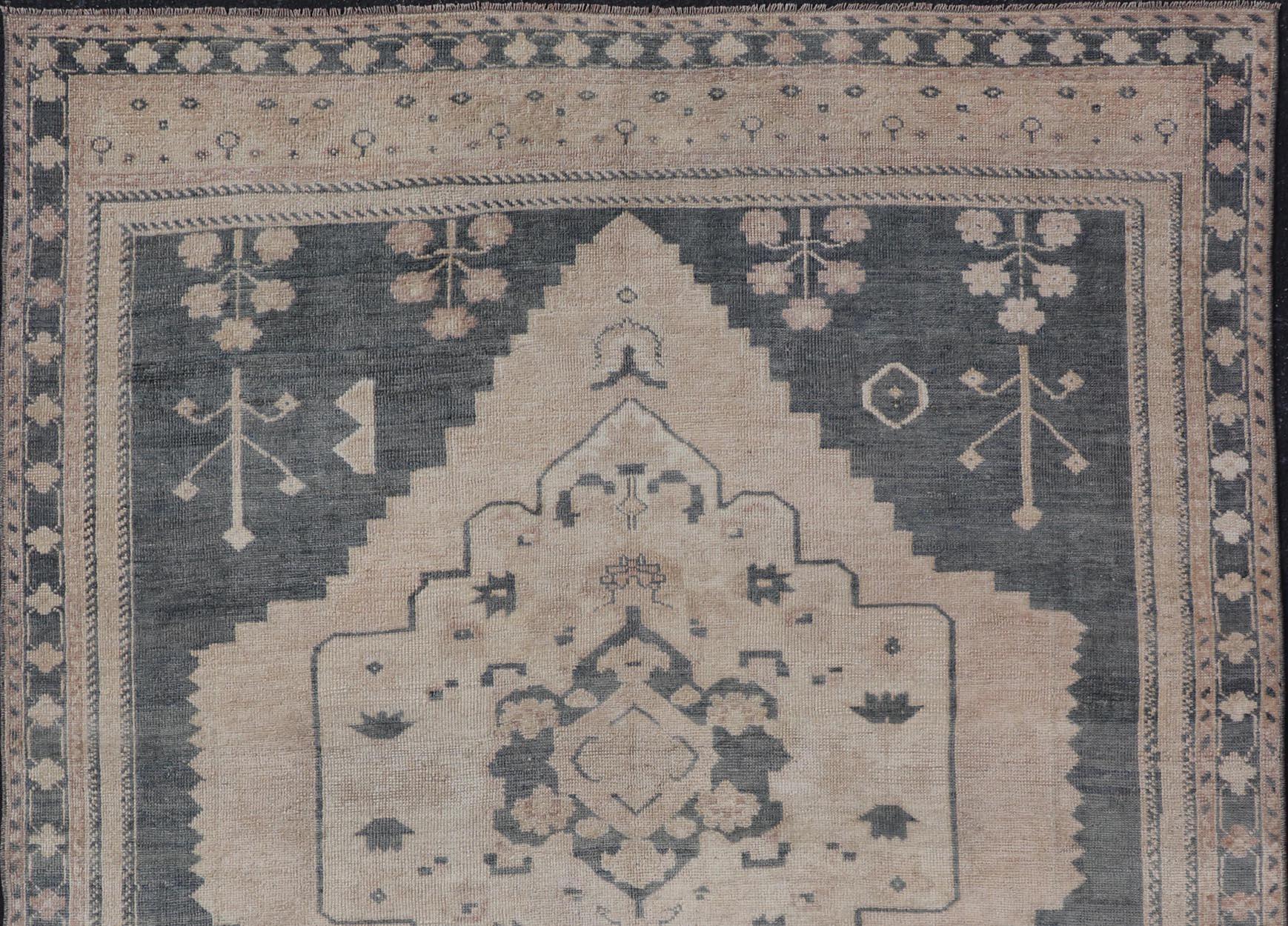 Laine Tapis turc Oushak élégant, gris et beige doux 5'1 x 6'4 en vente