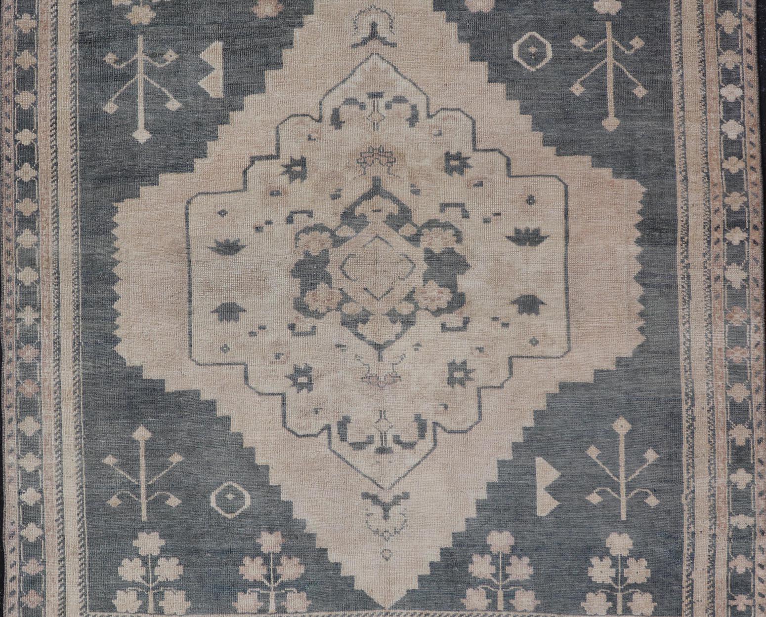 Tapis turc Oushak élégant, gris et beige doux 5'1 x 6'4 en vente 1