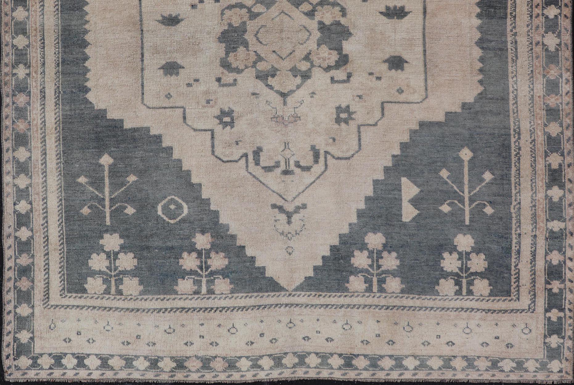 Tapis turc Oushak élégant, gris et beige doux 5'1 x 6'4 en vente 2