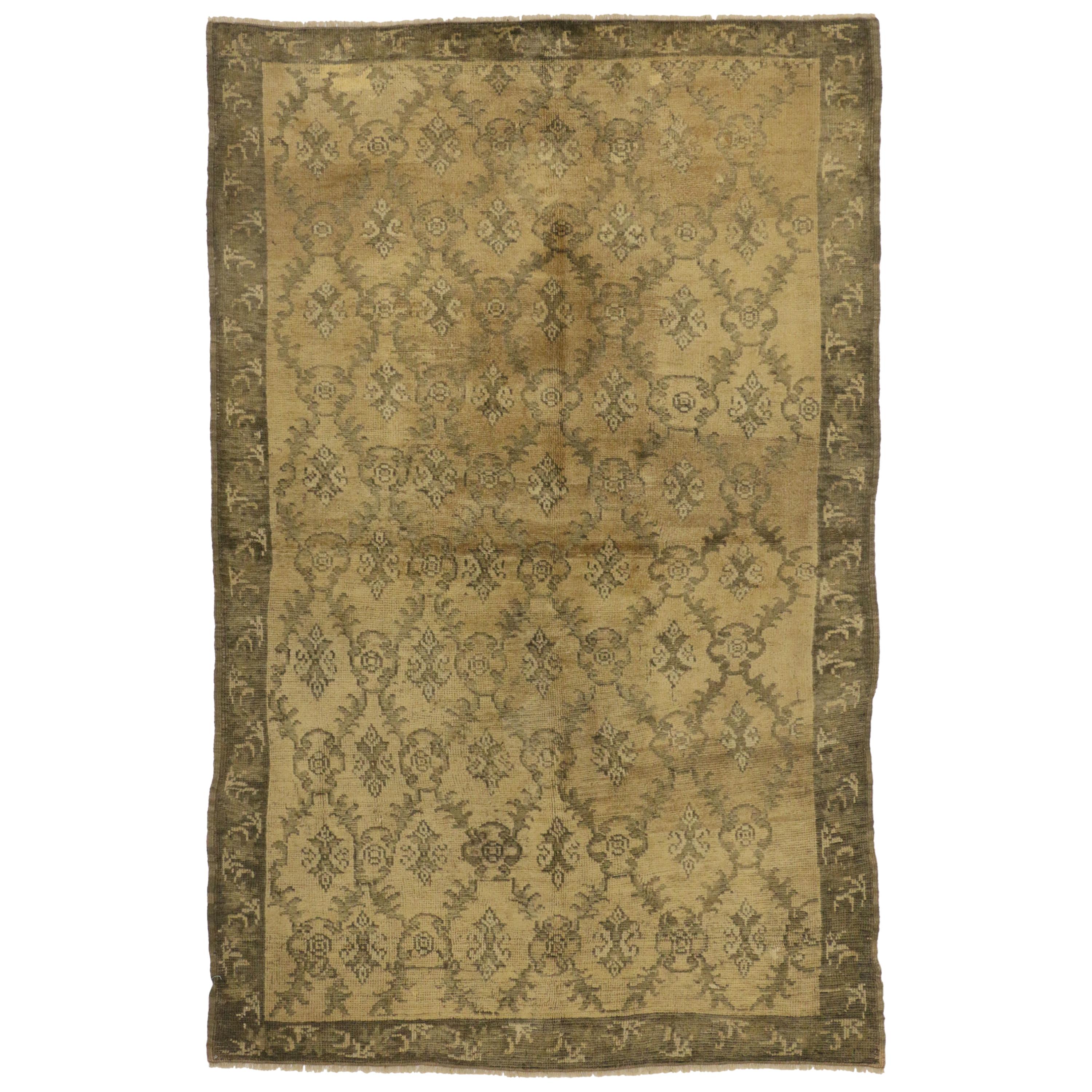 Türkischer Vintage- Oushak-Teppich im Empire-Regency-Stil mit goldenen Farben im Vintage-Stil