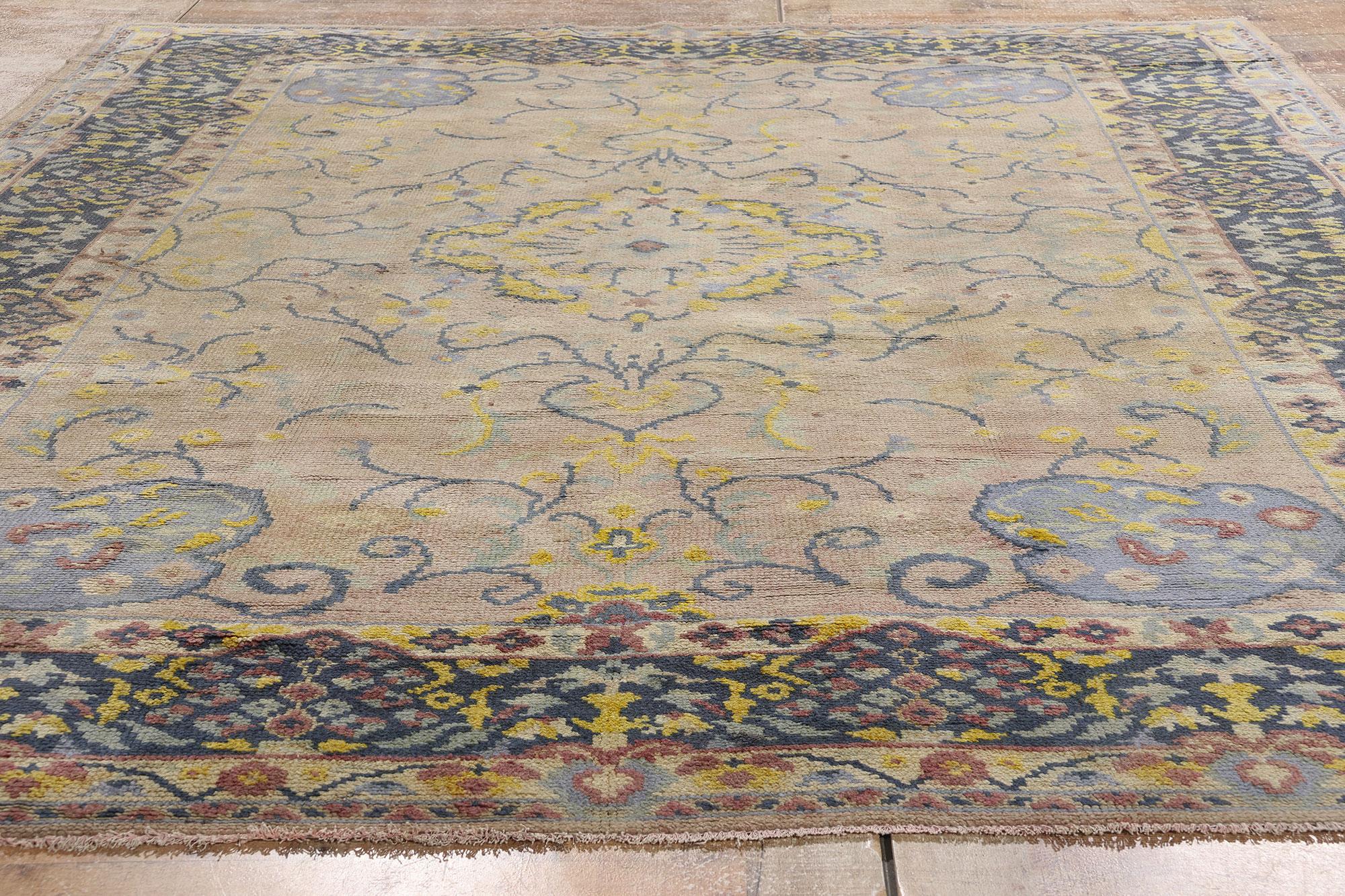 1930's Turkish Oushak Carpet with Traditional Style For Sale 3