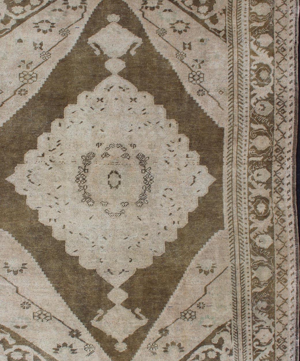 Tapis turc vintage Oushak avec ivoire délavé, Olive Brown et Taupe 5'6 x 8'6 en vente 3