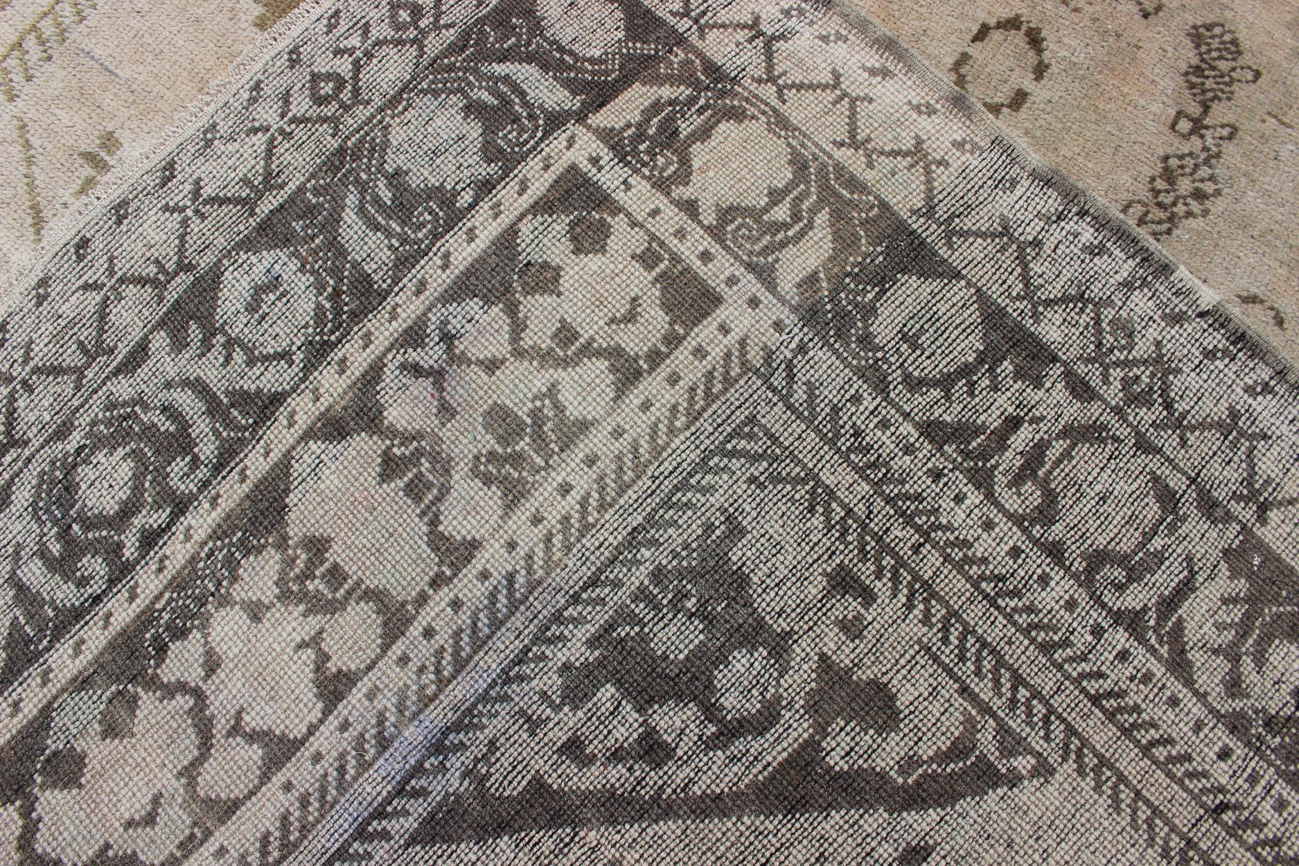 Tapis turc vintage Oushak avec ivoire délavé, Olive Brown et Taupe 5'6 x 8'6 en vente 4