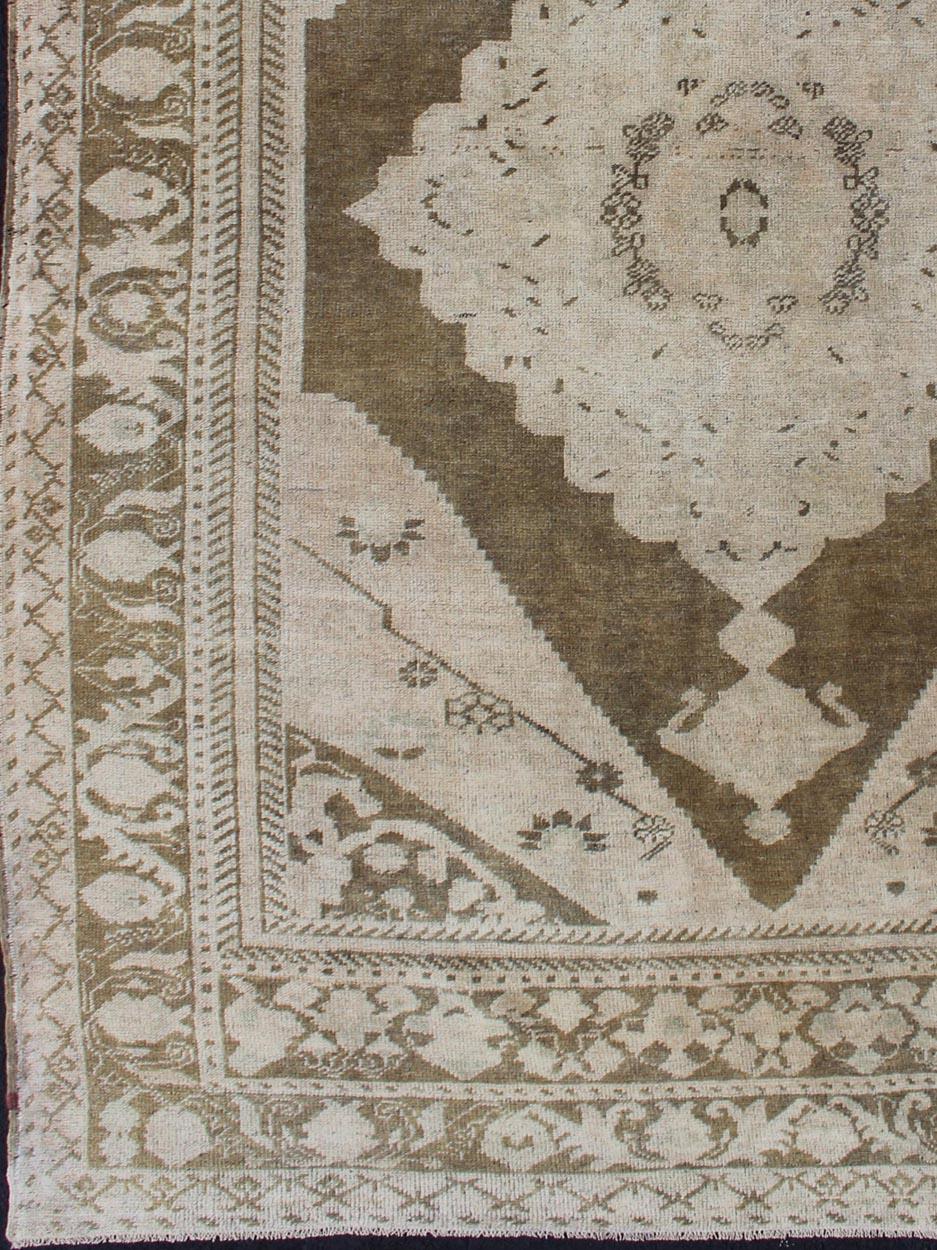 Tapis turc vintage Oushak avec ivoire délavé, Olive Brown et Taupe 5'6 x 8'6 en vente 5