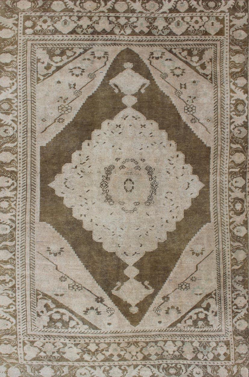 Mesures : 5'6 x 8'6 
Tapis Oushak turc vintage avec ivoire délavé, brun olive et taupe 5'6 x 8'6. Keivan Woven Arts / Tapis, EN-176336, pays d'origine / type : Turquie / Oushak, circa 1940.

Ce tapis Oushak turc vintage présente un impressionnant