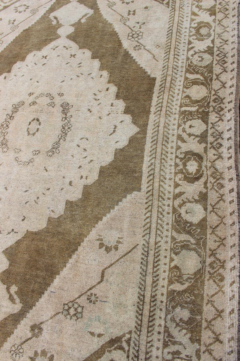 Turc Tapis turc vintage Oushak avec ivoire délavé, Olive Brown et Taupe 5'6 x 8'6 en vente