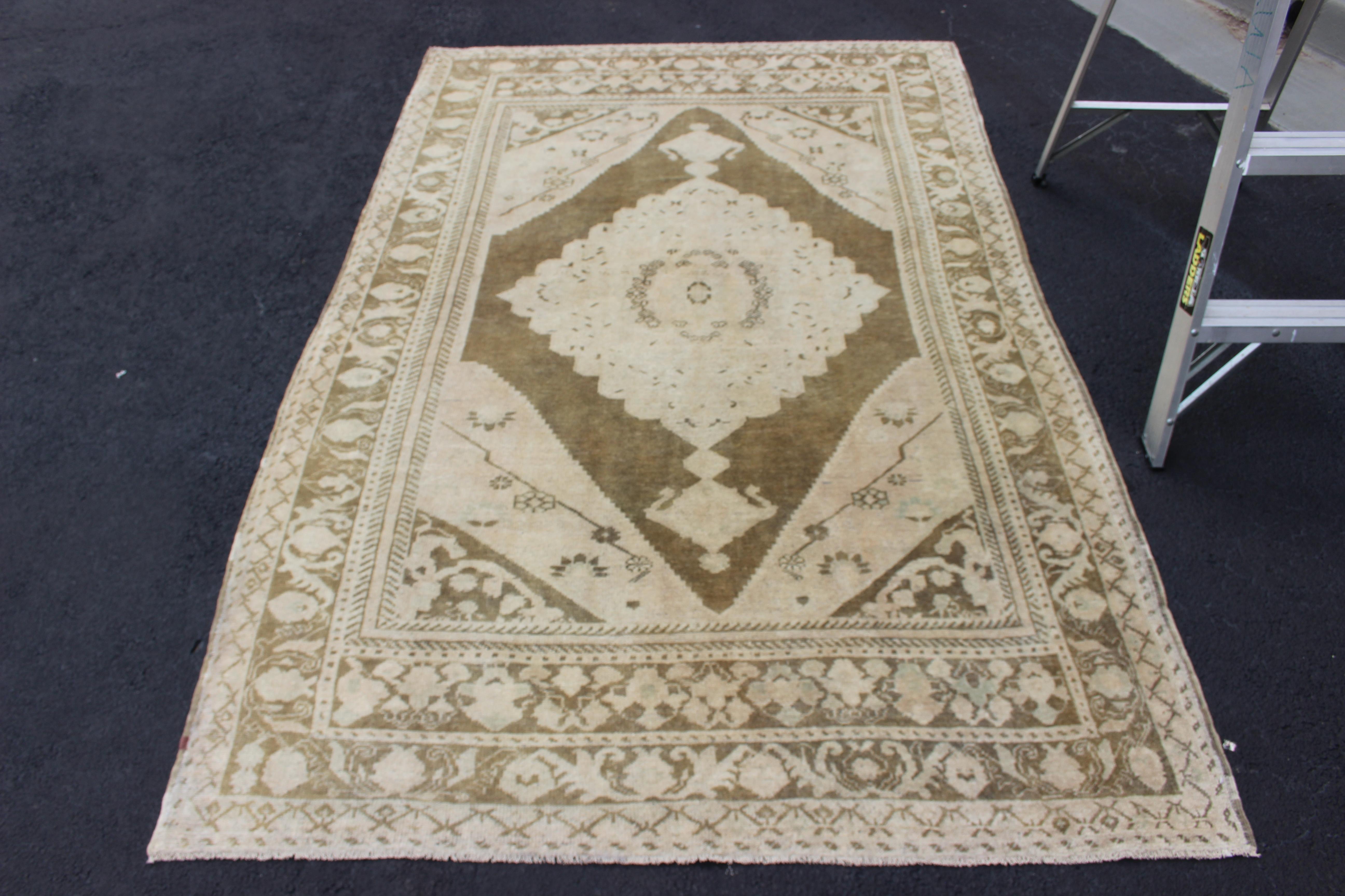 Noué à la main Tapis turc vintage Oushak avec ivoire délavé, Olive Brown et Taupe 5'6 x 8'6 en vente