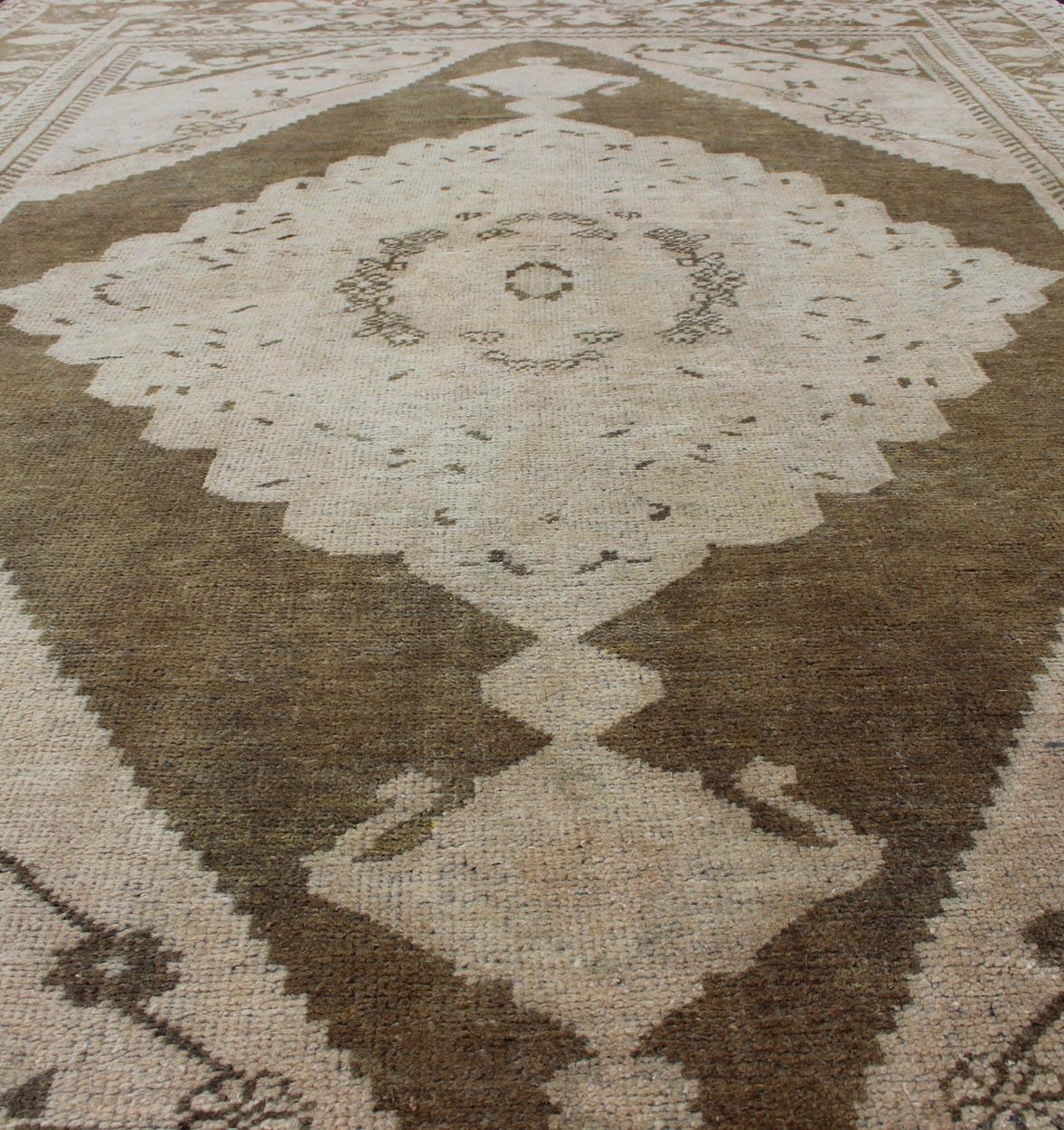 Tapis turc vintage Oushak avec ivoire délavé, Olive Brown et Taupe 5'6 x 8'6 Bon état - En vente à Atlanta, GA