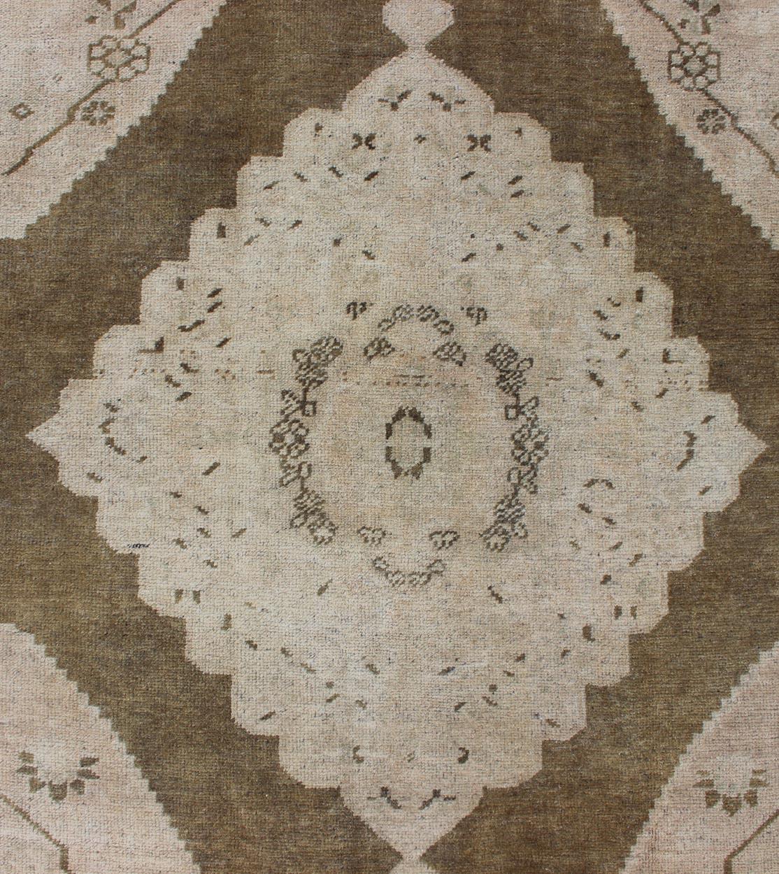 20ième siècle Tapis turc vintage Oushak avec ivoire délavé, Olive Brown et Taupe 5'6 x 8'6 en vente