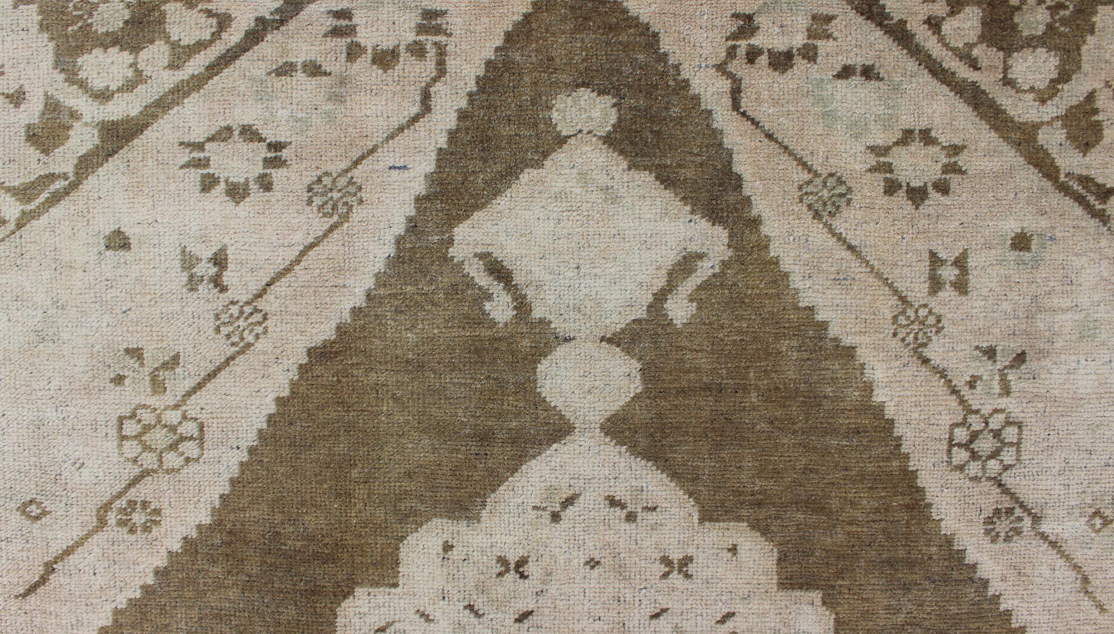 Laine Tapis turc vintage Oushak avec ivoire délavé, Olive Brown et Taupe 5'6 x 8'6 en vente