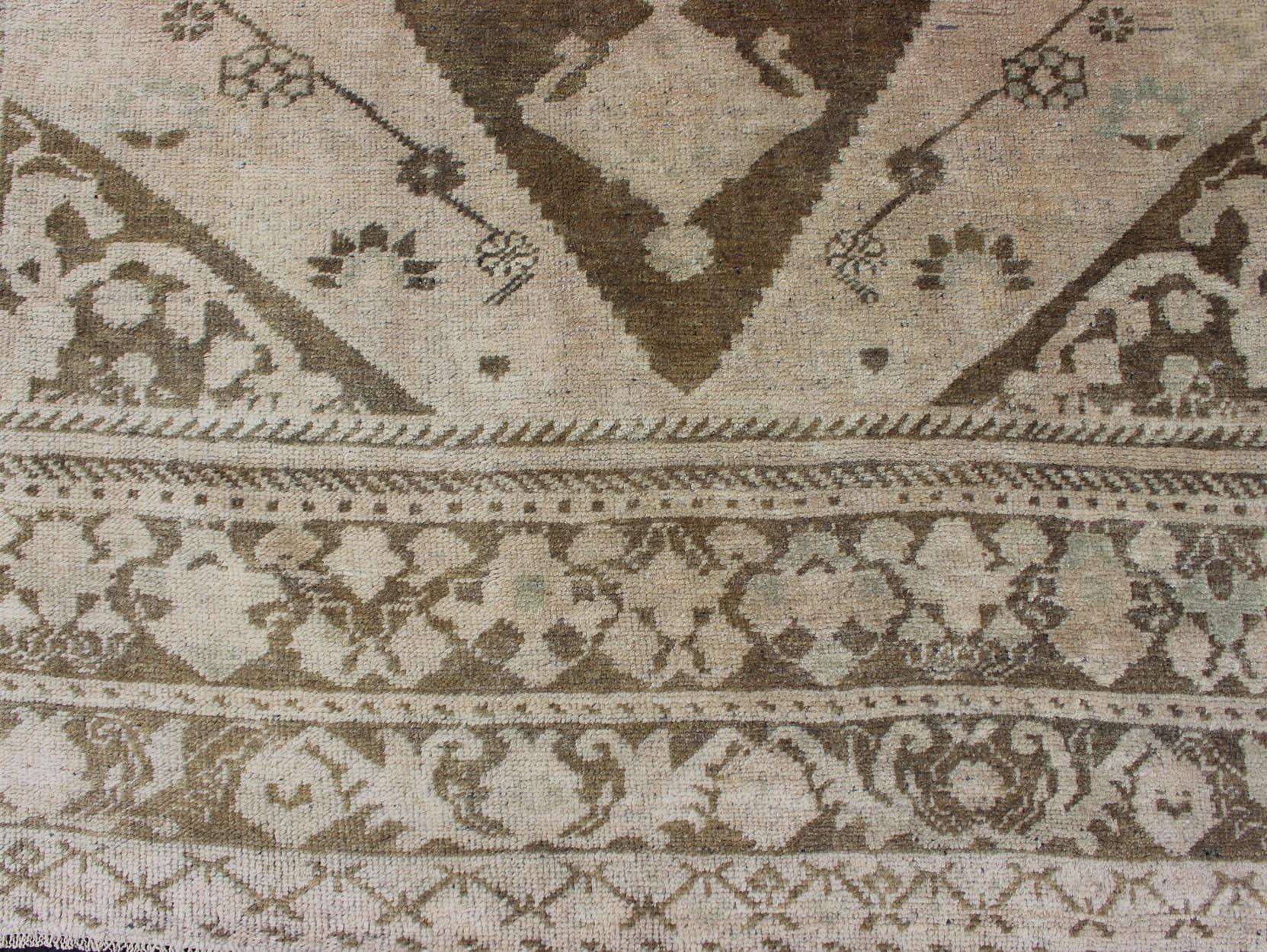 Tapis turc vintage Oushak avec ivoire délavé, Olive Brown et Taupe 5'6 x 8'6 en vente 1