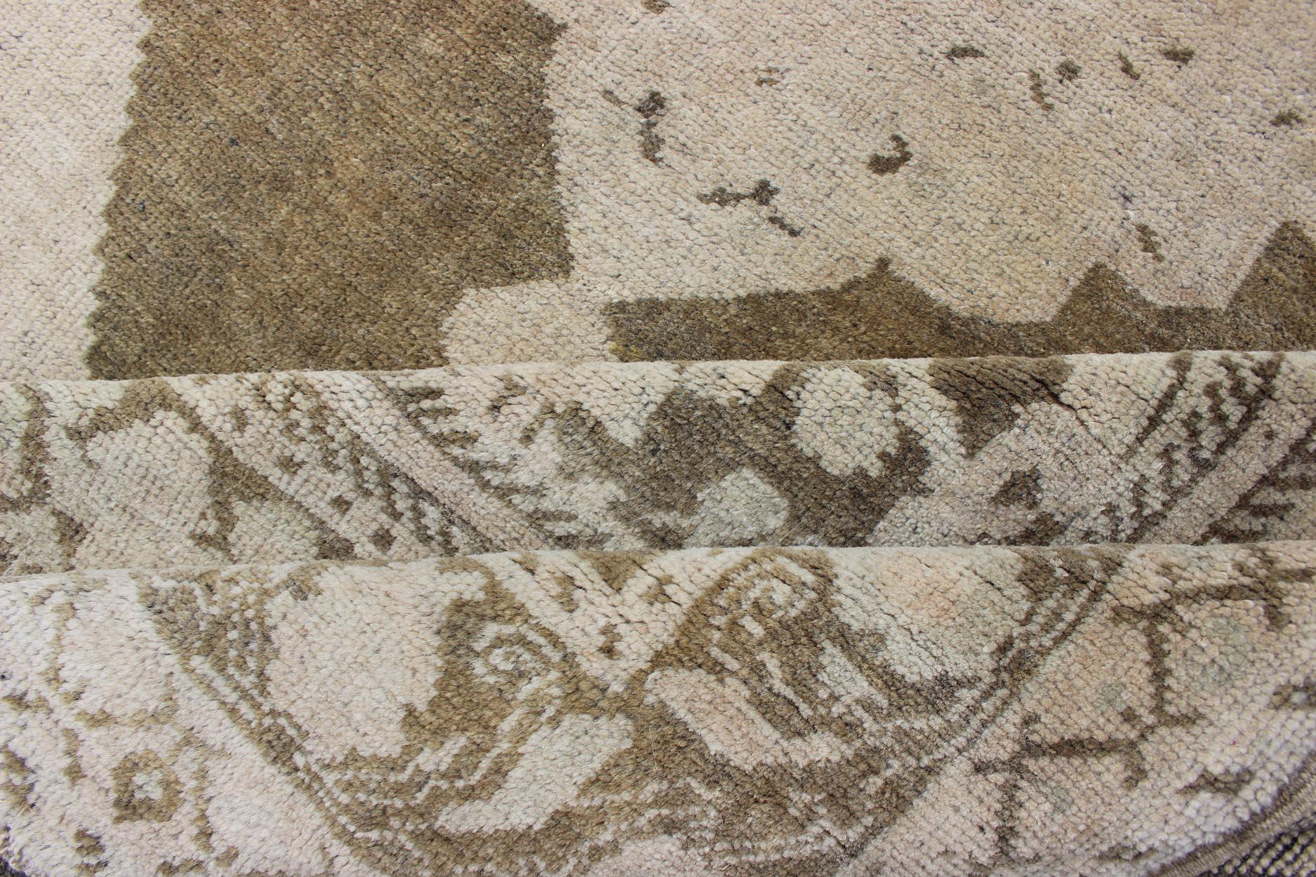 Tapis turc vintage Oushak avec ivoire délavé, Olive Brown et Taupe 5'6 x 8'6 en vente 2