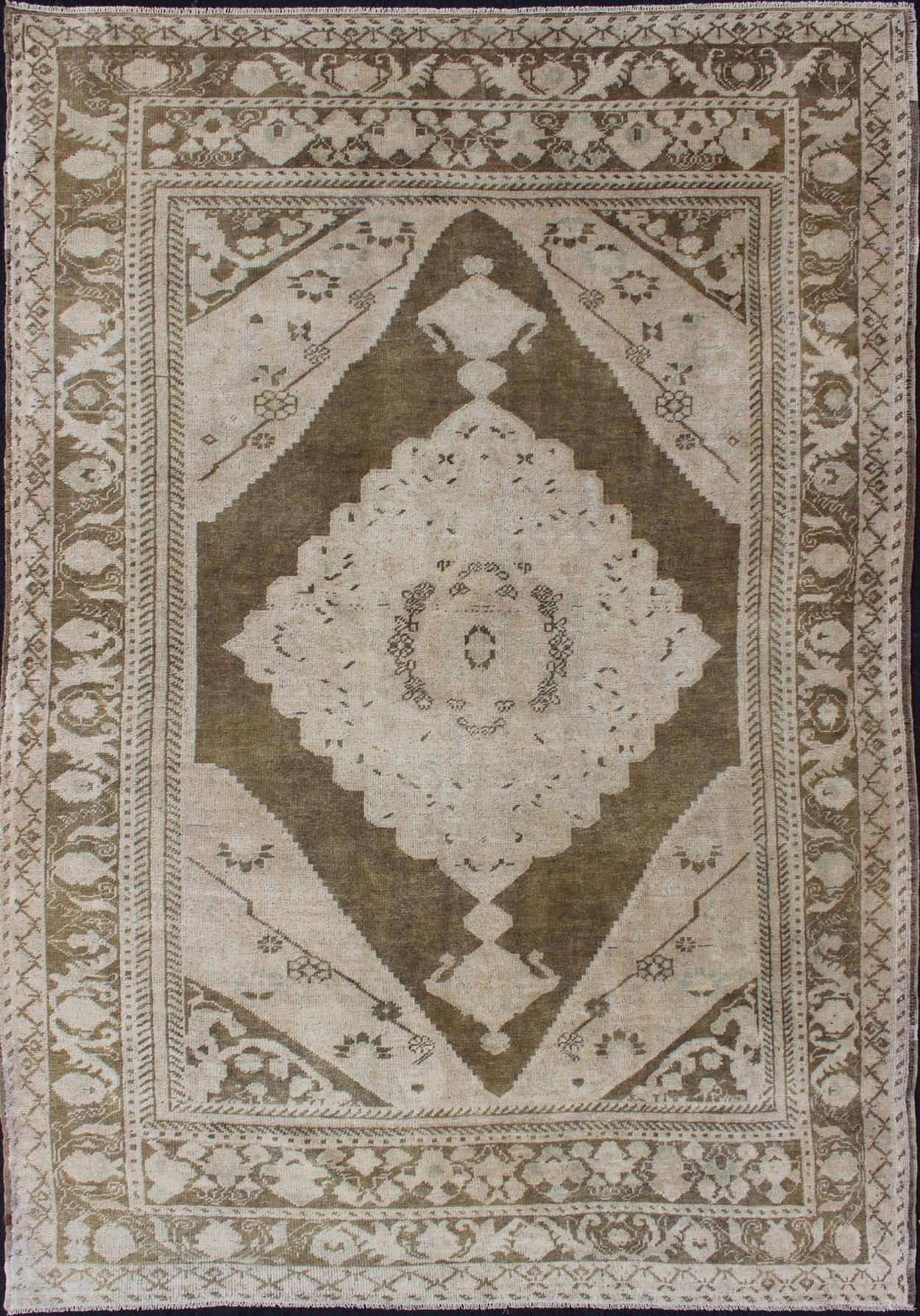 Vintage Türkisch Oushak Teppich mit verblasstem Elfenbein, Olive Brown, und Taupe 5'6 x 8'6