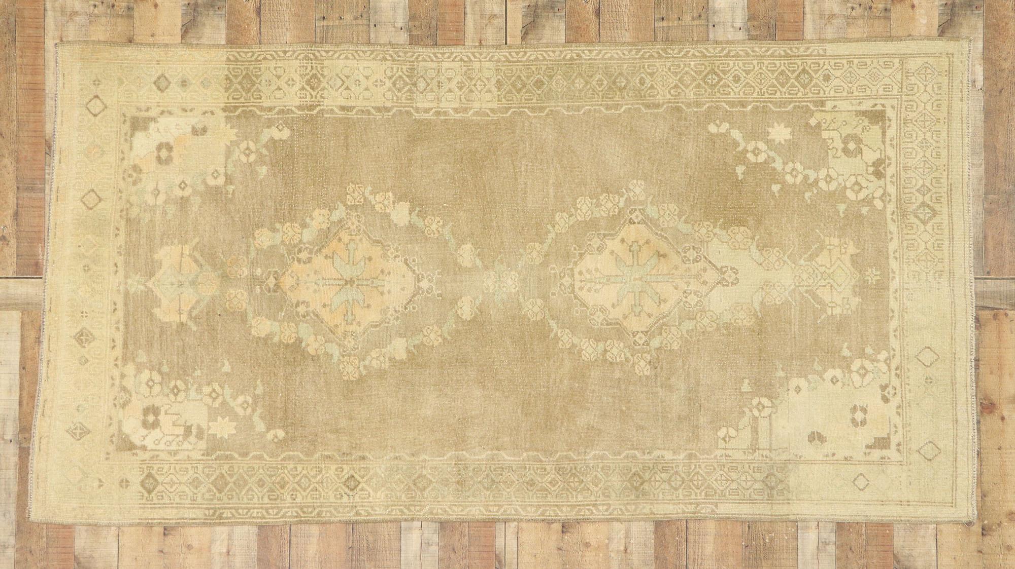 Vieux tapis turc Oushak au style féminin Shaker en vente 1