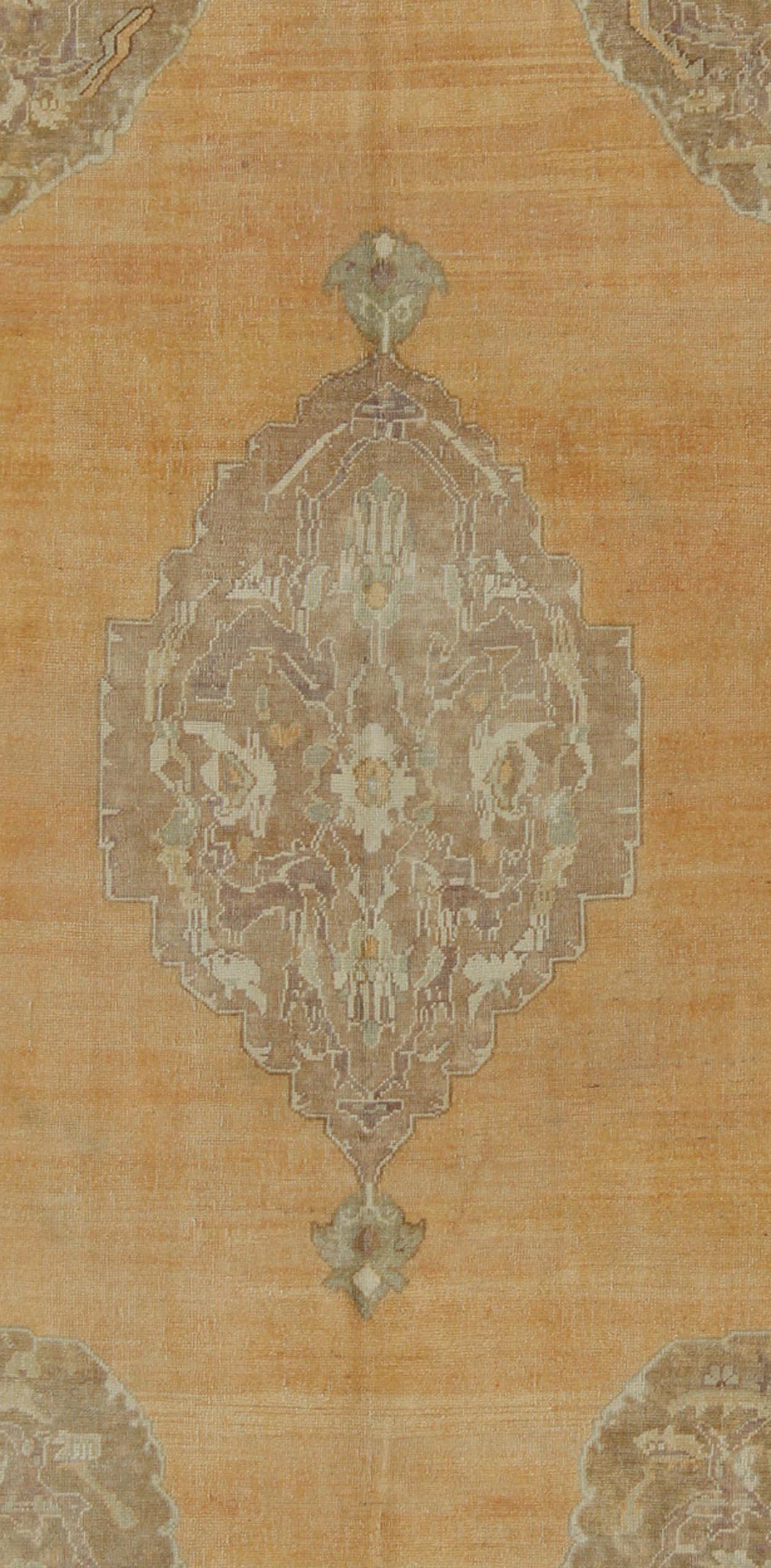 Noué à la main Tapis turc vintage Oushak avec médaillon à fleurs en orange délavé et marron clair