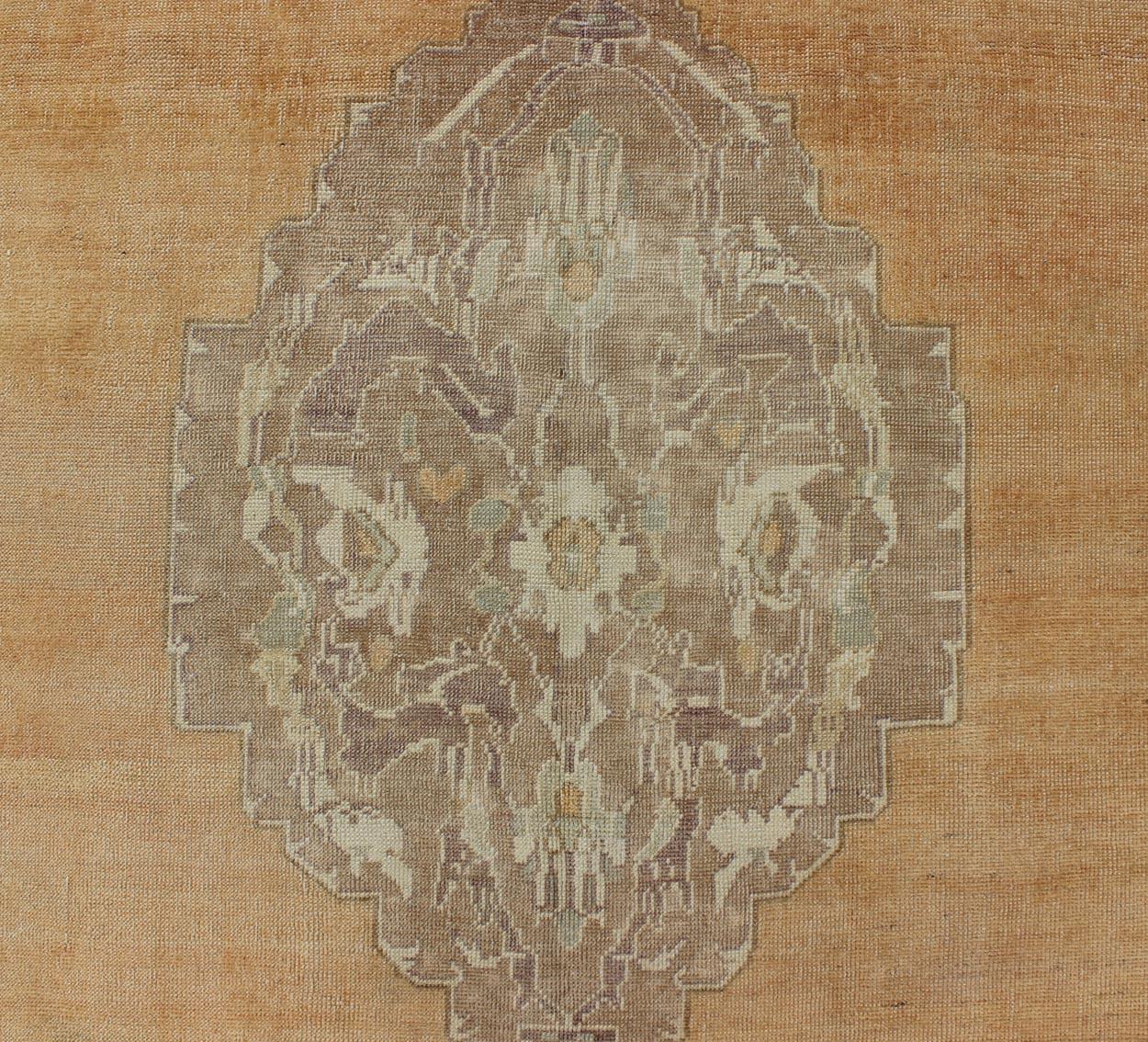 20ième siècle Tapis turc vintage Oushak avec médaillon à fleurs en orange délavé et marron clair