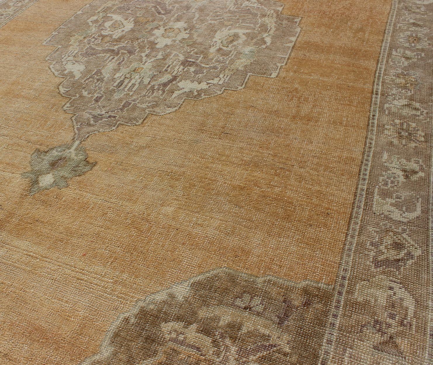 Laine Tapis turc vintage Oushak avec médaillon à fleurs en orange délavé et marron clair