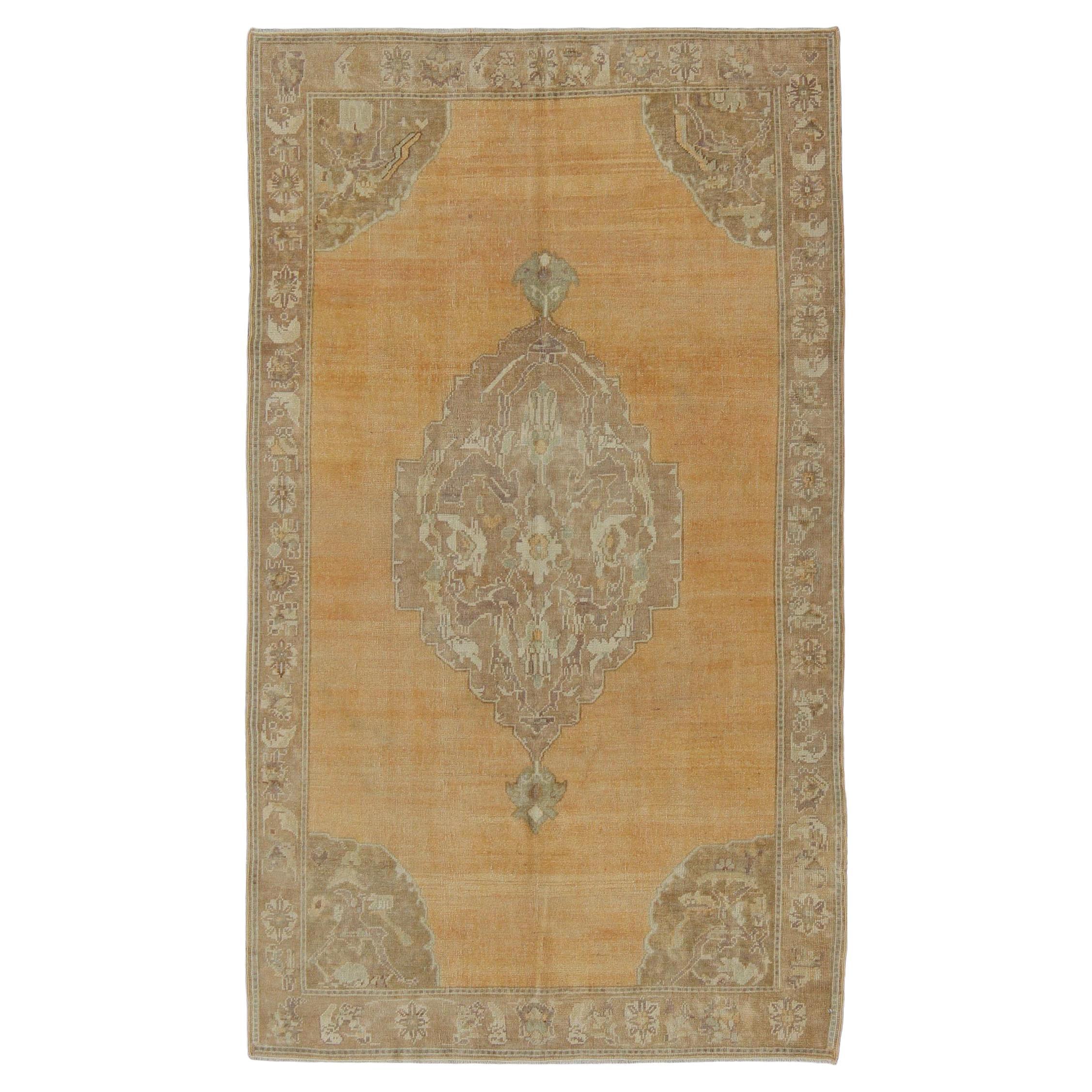 Tapis turc vintage Oushak avec médaillon à fleurs en orange délavé et marron clair