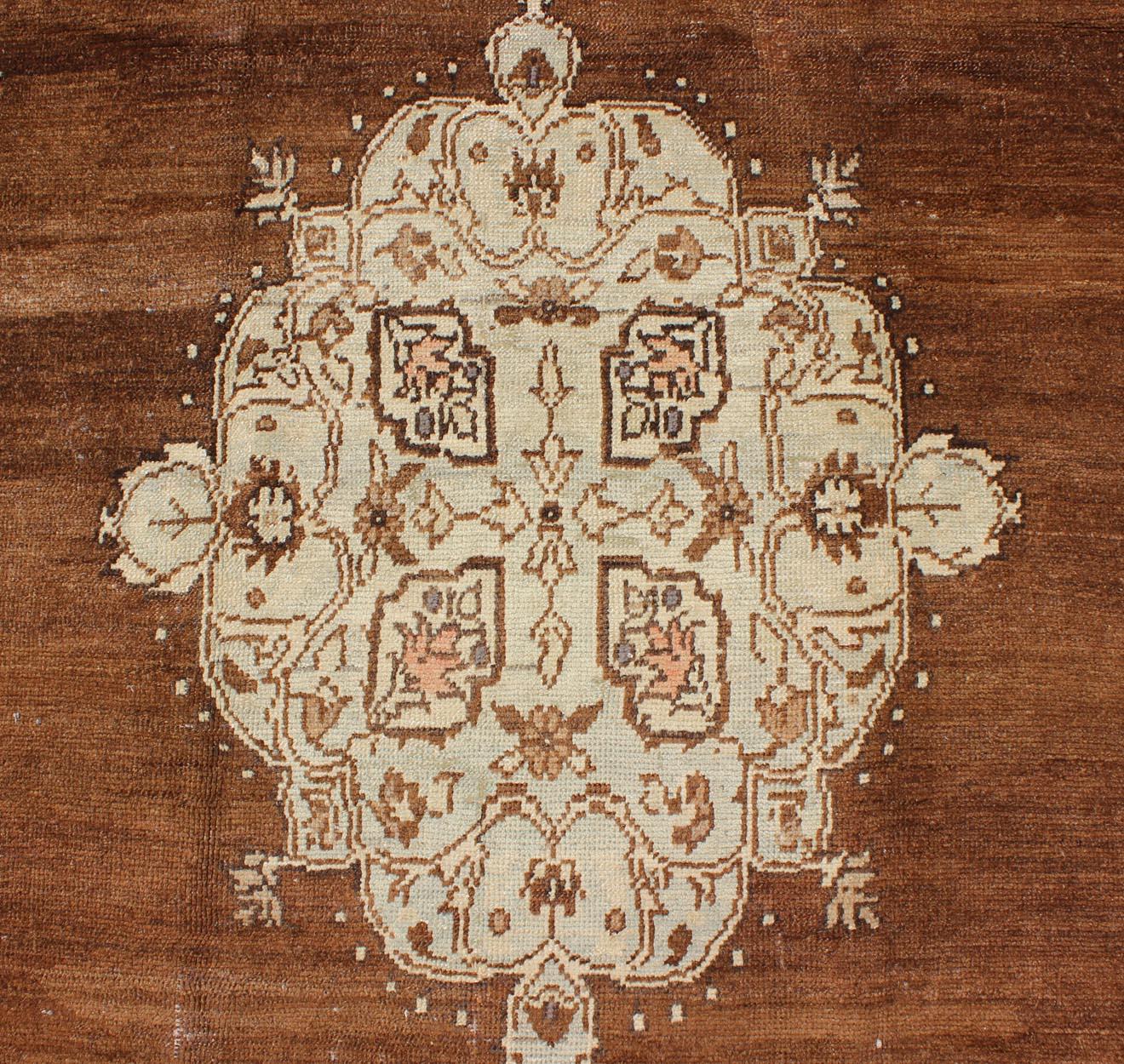 Türkischer Vintage-Oushak-Teppich mit Blumenmotiven in Schokoladenbraun, Elfenbein, Taupe im Angebot 2