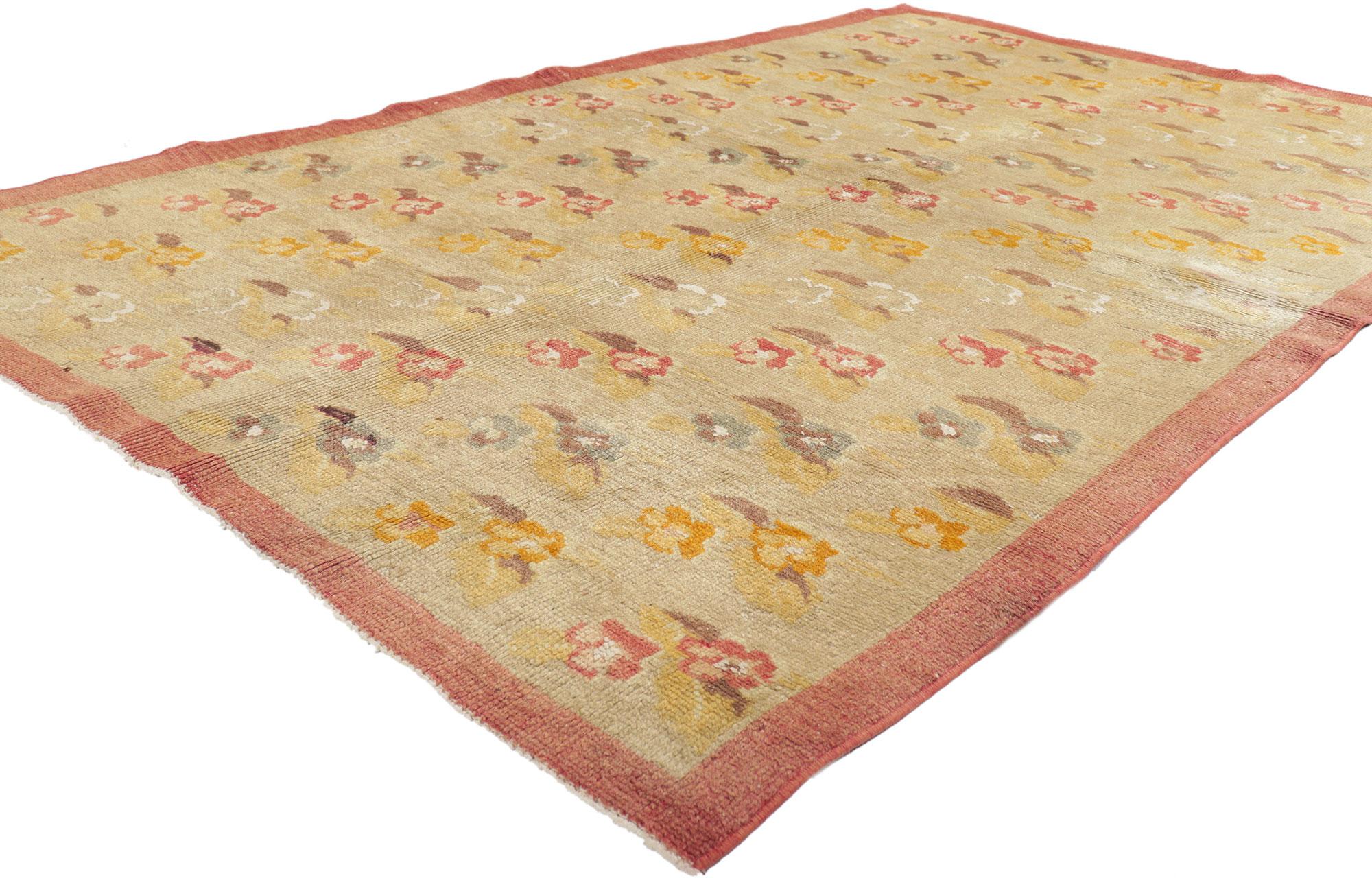 51703 Tapis Oushak turc vintage, 04'07 x 07'04. Les tapis turcs Oushak, originaires de la région occidentale d'Oushak en Turquie, sont réputés pour leurs motifs complexes, leurs palettes de couleurs sereines et leurs luxueux matériaux en laine.