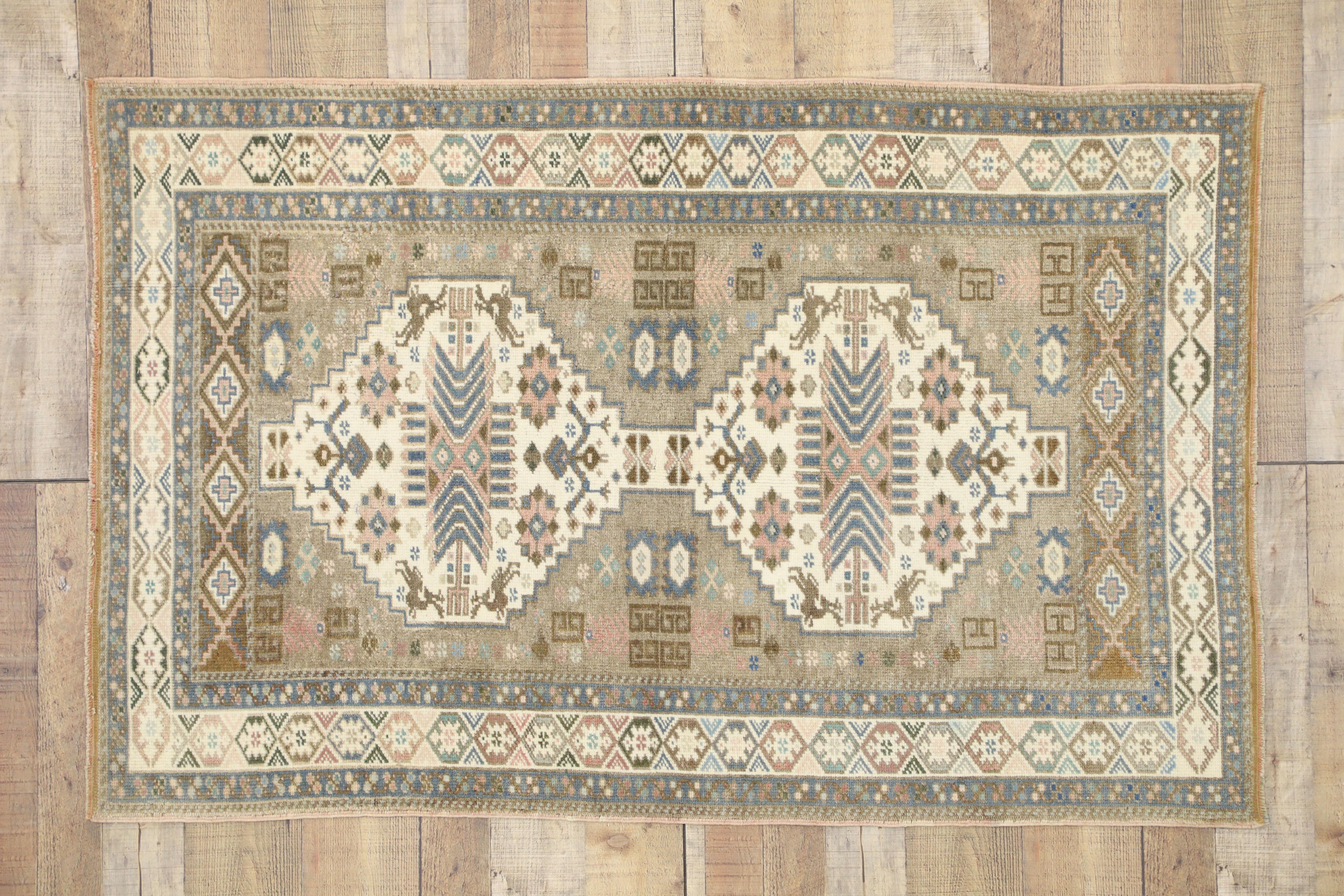 Türkischer Oushak-Teppich im französischen Stammesstil im Vintage-Stil (Stammeskunst) im Angebot