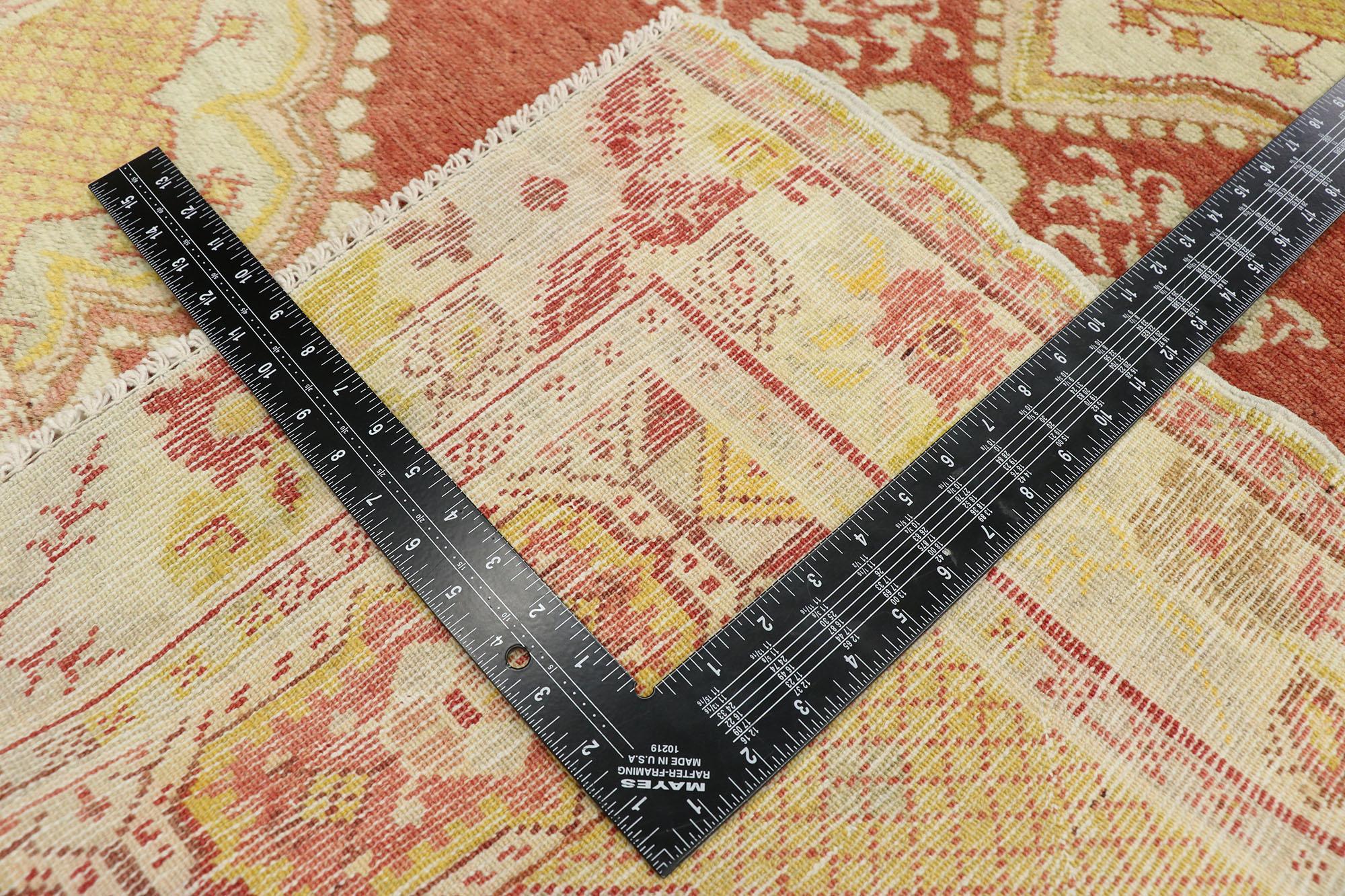 Vieux tapis turc Oushak de style français provincial et rococo Bon état - En vente à Dallas, TX