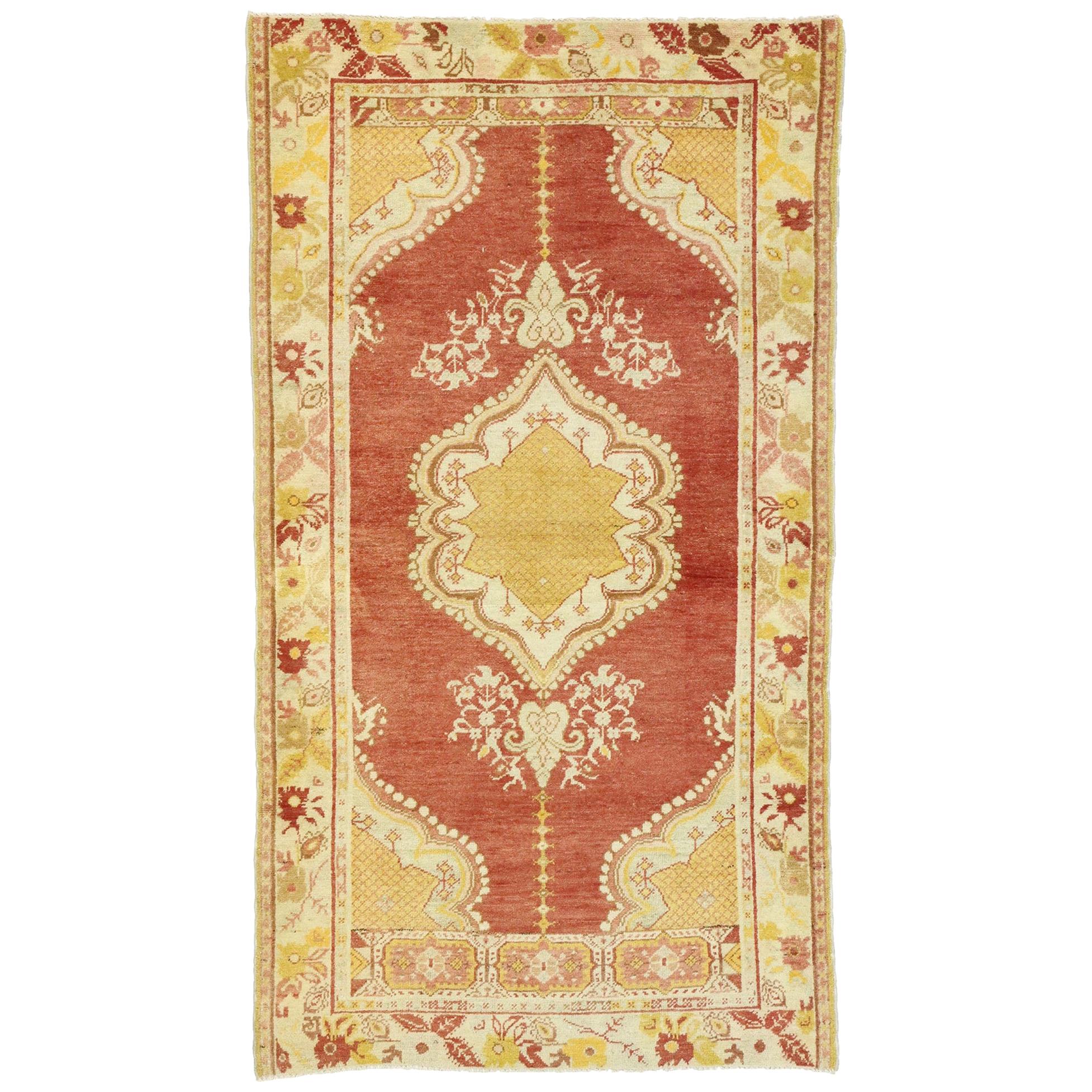 Vieux tapis turc Oushak de style français provincial et rococo en vente