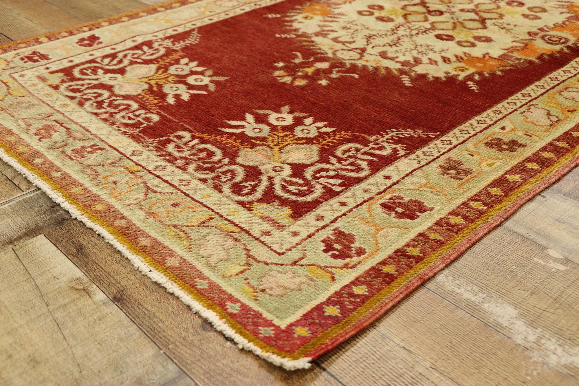 Türkischer Oushak Vintage-Teppich im französischen Rokoko-Stil, Küche, Foyer oder Eingangs-Teppich (Wolle) im Angebot