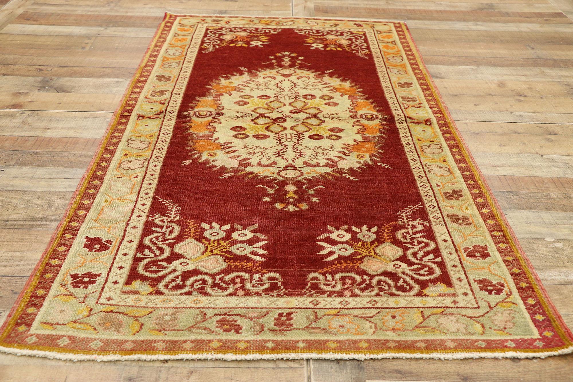 Türkischer Oushak Vintage-Teppich im französischen Rokoko-Stil, Küche, Foyer oder Eingangs-Teppich im Angebot 1