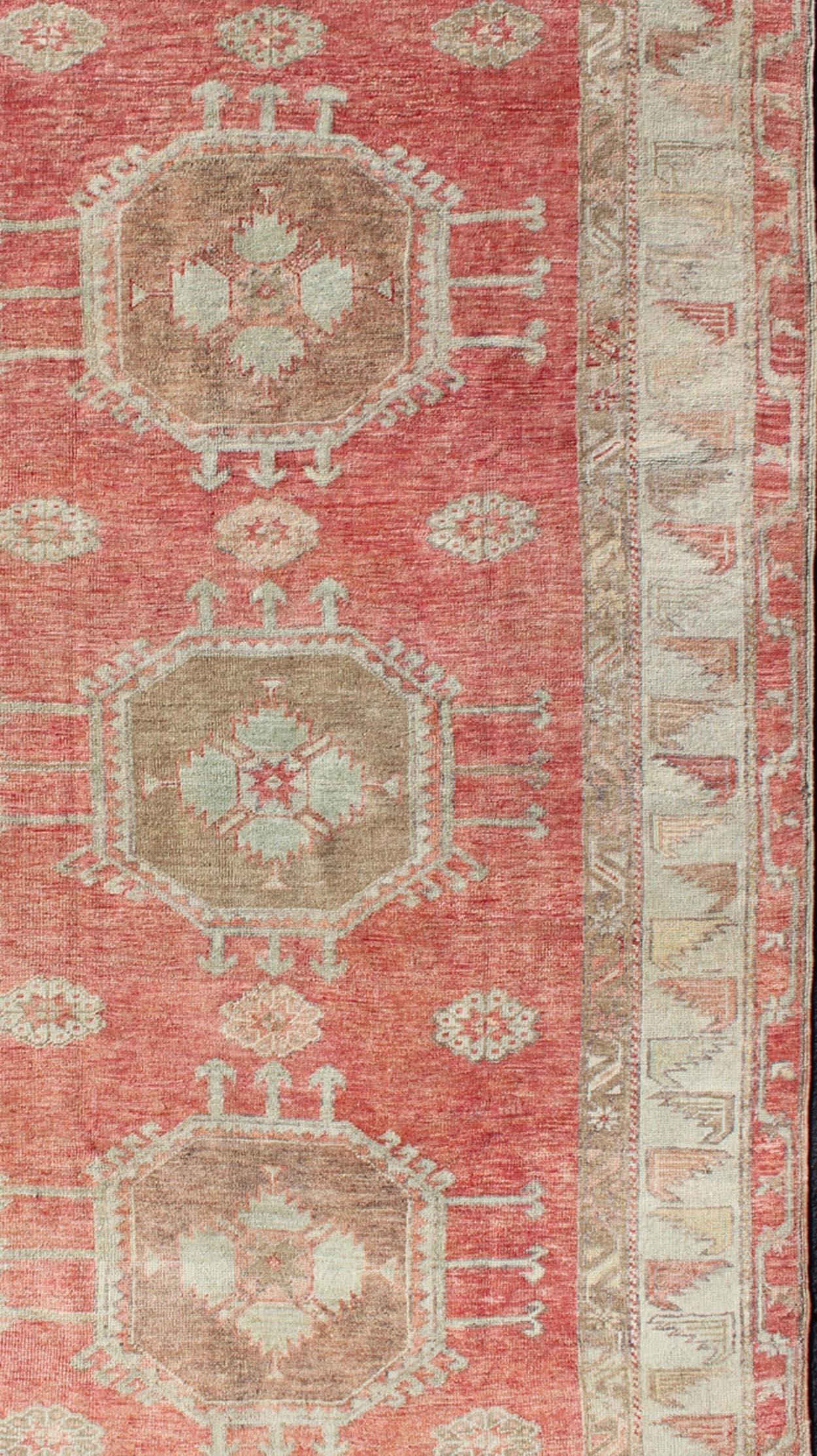 Türkischer Oushak-Teppich im Vintage-Stil mit geometrischen Medaillons im Zustand „Gut“ im Angebot in Atlanta, GA