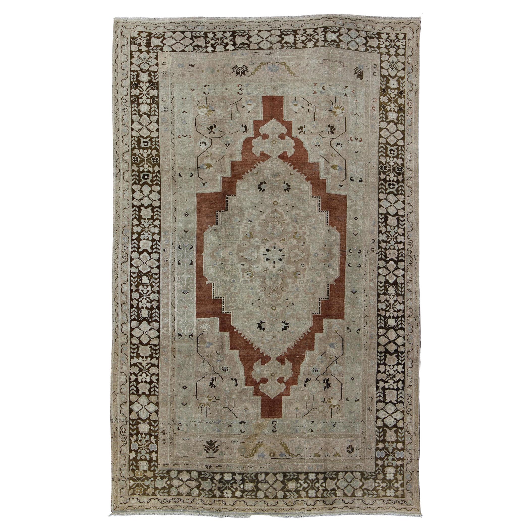 Türkischer Oushak-Teppich im Vintage-Stil mit geometrischem Design in Siena, Braun und Neutral