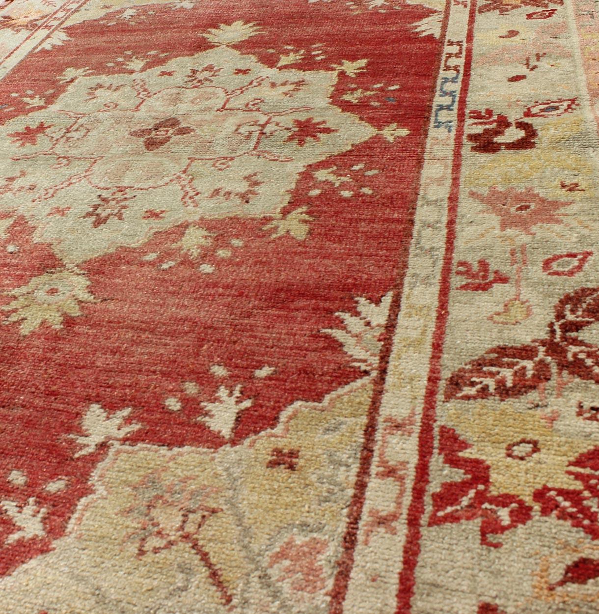 Mesures : 3'5 x 5'6

Tapis Oushak turc vintage Red Field avec médaillon géométrique et motifs floraux. Keivan Woven Arts / tapis TU-TRS-136045, pays d'origine / type : Turquie / Oushak, circa 1940.

Ce Oushak turc vintage  (vers le milieu du 20e