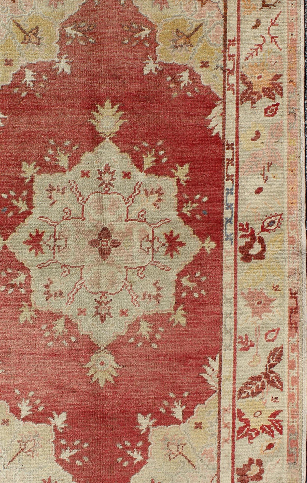 Turc Tapis turc Oushak vintage avec médaillon géométrique et motifs floraux 3'5 x 5'6 en vente