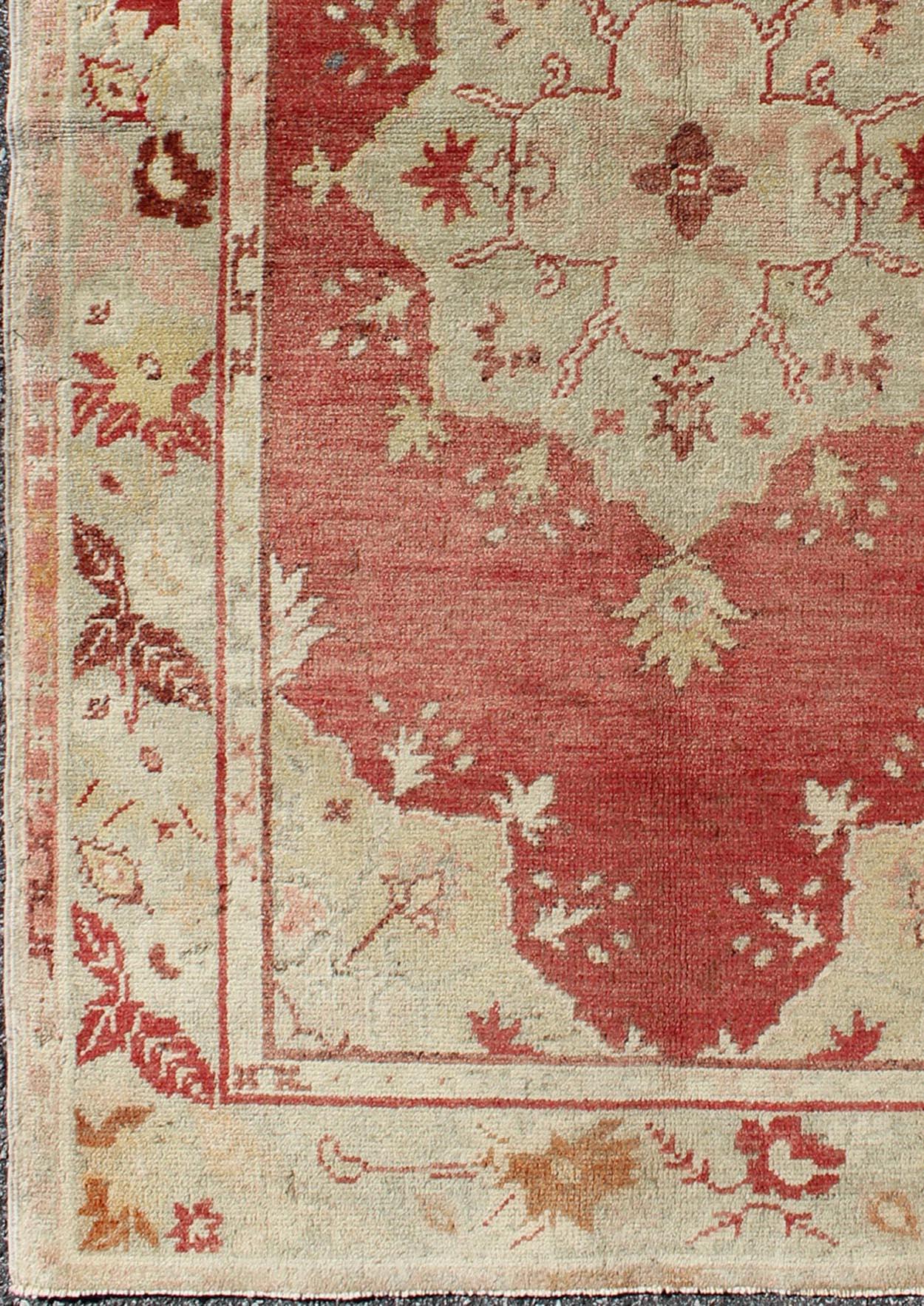 Noué à la main Tapis turc Oushak vintage avec médaillon géométrique et motifs floraux 3'5 x 5'6 en vente