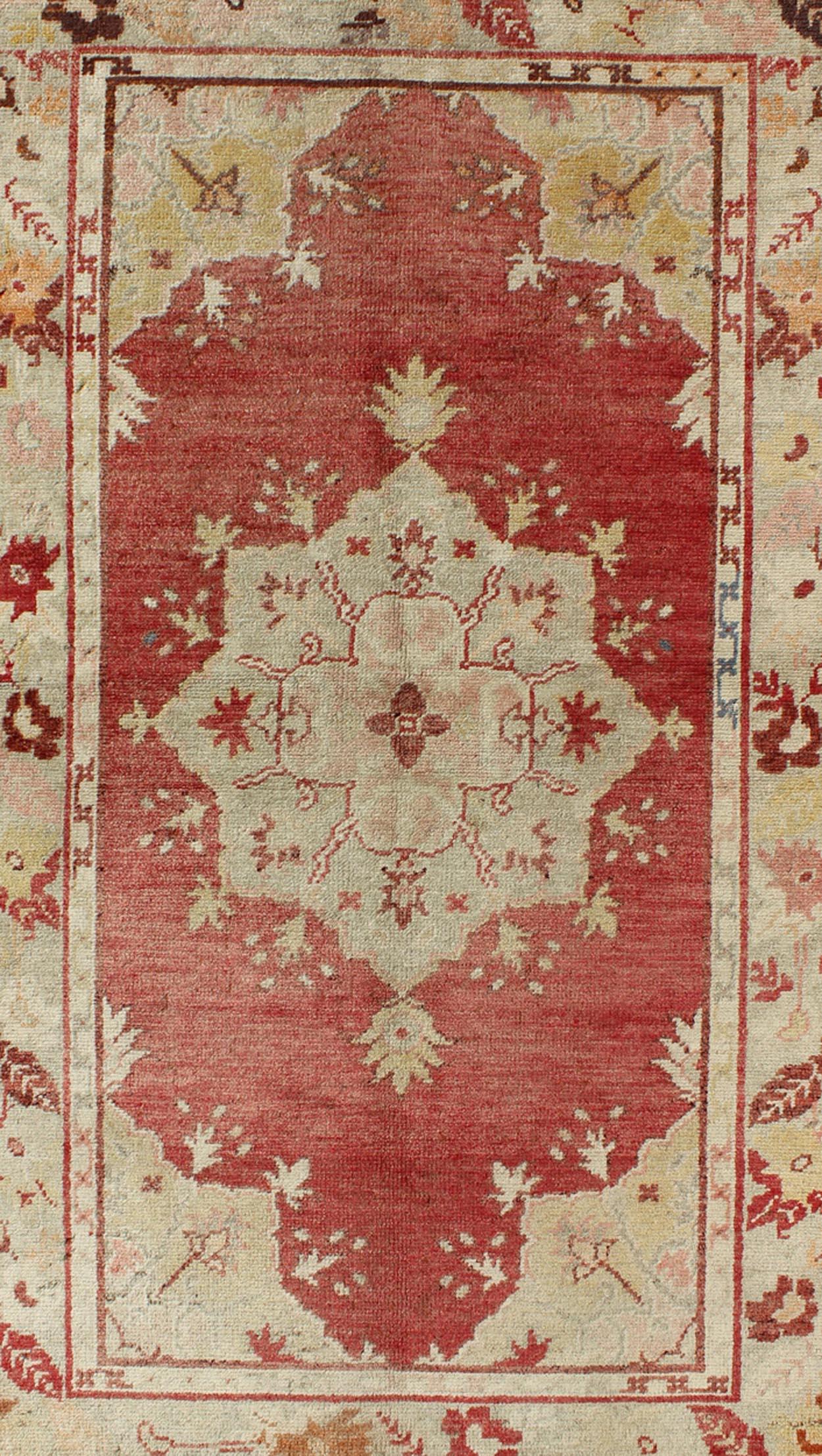 Tapis turc Oushak vintage avec médaillon géométrique et motifs floraux 3'5 x 5'6 Bon état - En vente à Atlanta, GA